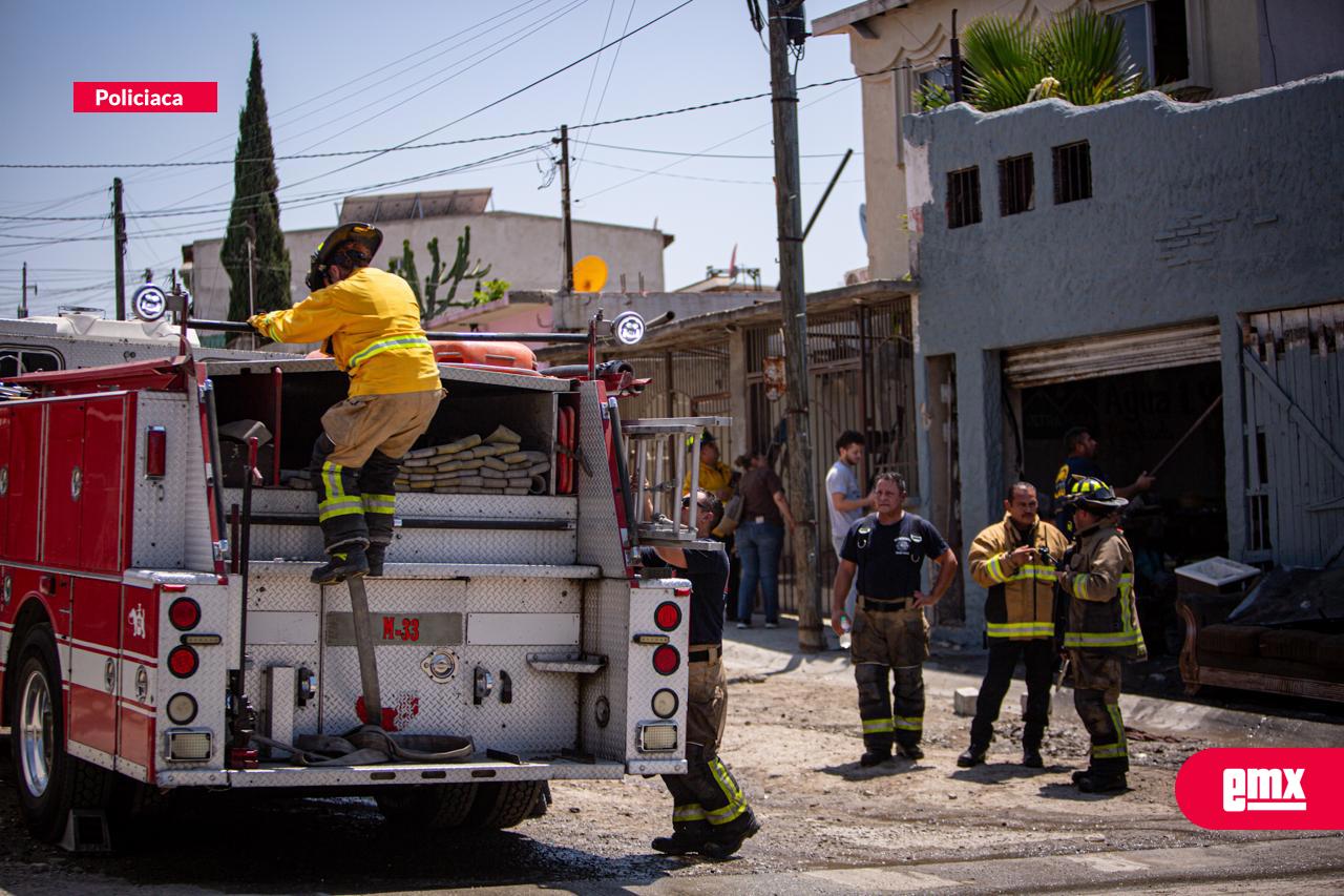 EMX-Fuerte-incendio-en-vivienda-de-dos-pisos-del-Fraccionamiento-Villas-del-Real-4ta-sección