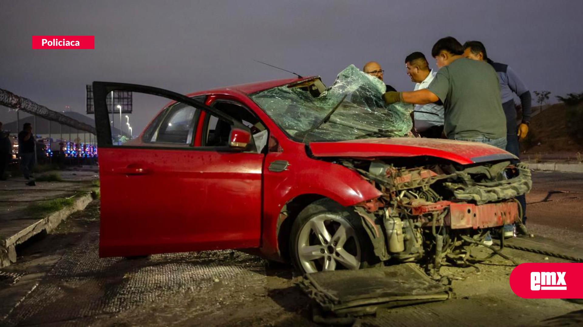 EMX-Fuerte-accidente-en-la-Vía-Rápida-Oriente;-vehículo-derriba-poste-de-alumbrado-público