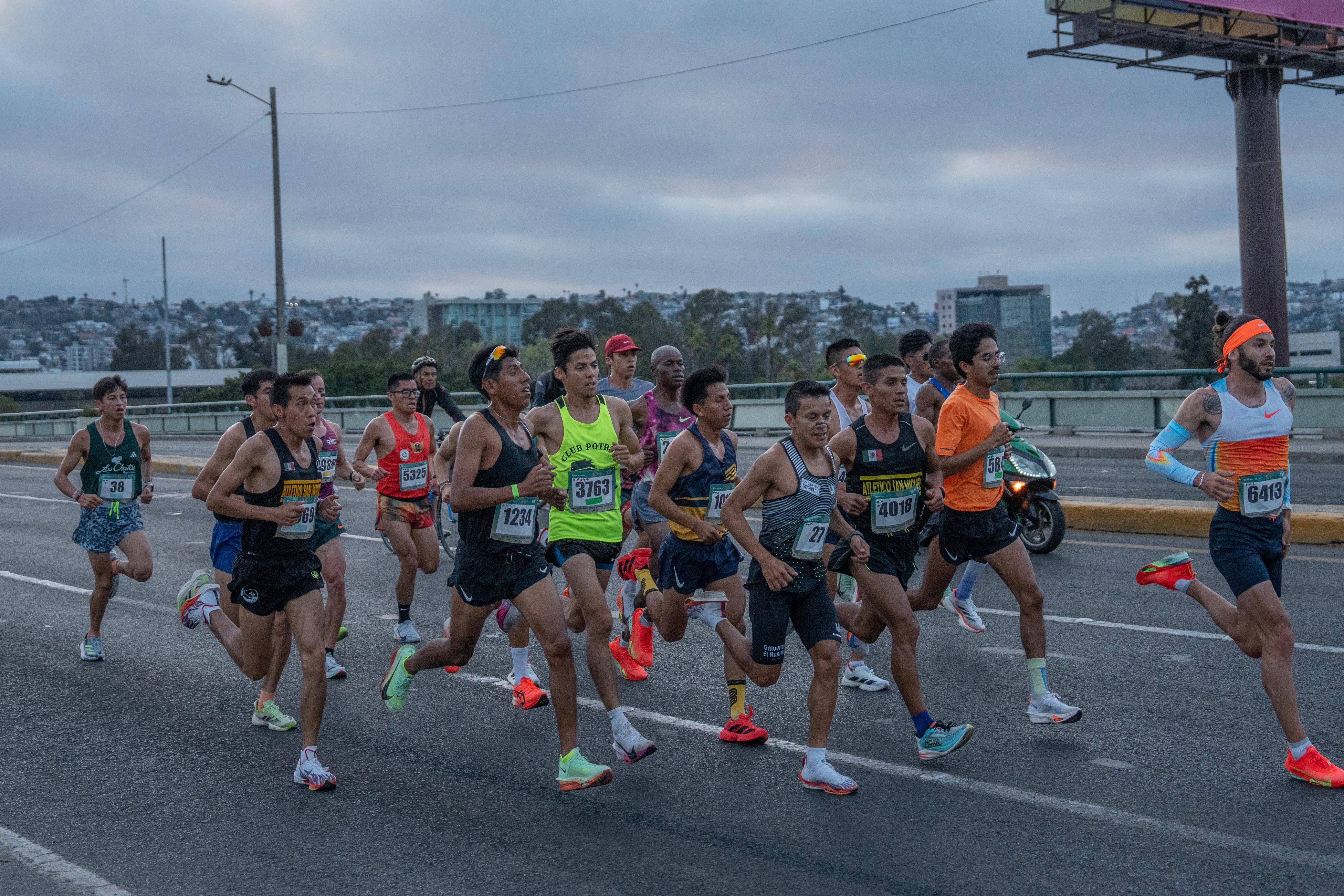 EMX-Daniel-“Pollito”-Valdez-e-Isabel-Oropeza-conquistan-el-Medio-Maratón-Internacional-de-Tijuana-2025