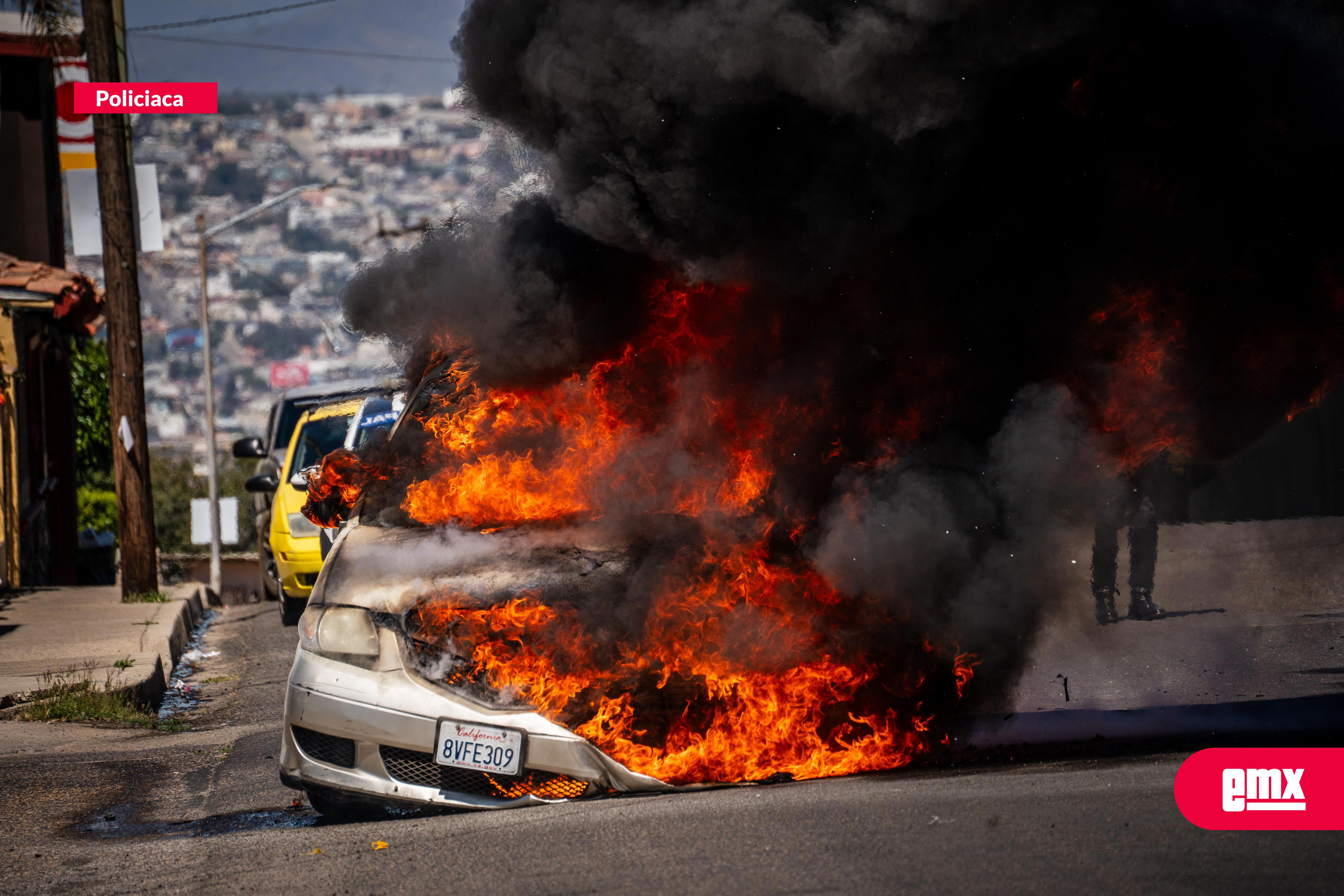 EMX-Se-incendia-vehículo-abandonado-en-la-rampa-Televisión-de-la-colonia-Juárez