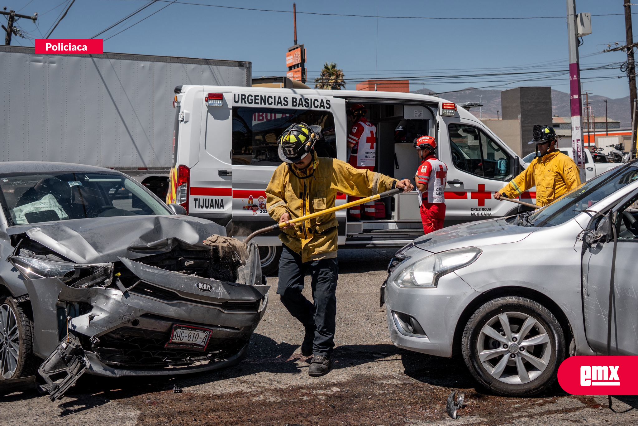 EMX-Aparatoso-choque-vehicular-sobre-bulevar-Cucapah-deja-dos-personas-lesionadas