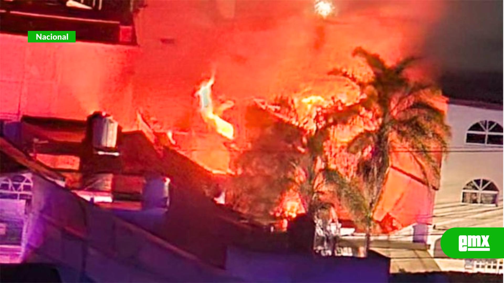EMX-Atacan-e-incendian-la-casa-de-la-alcaldesa-de-Queréndaro,-Michoacán