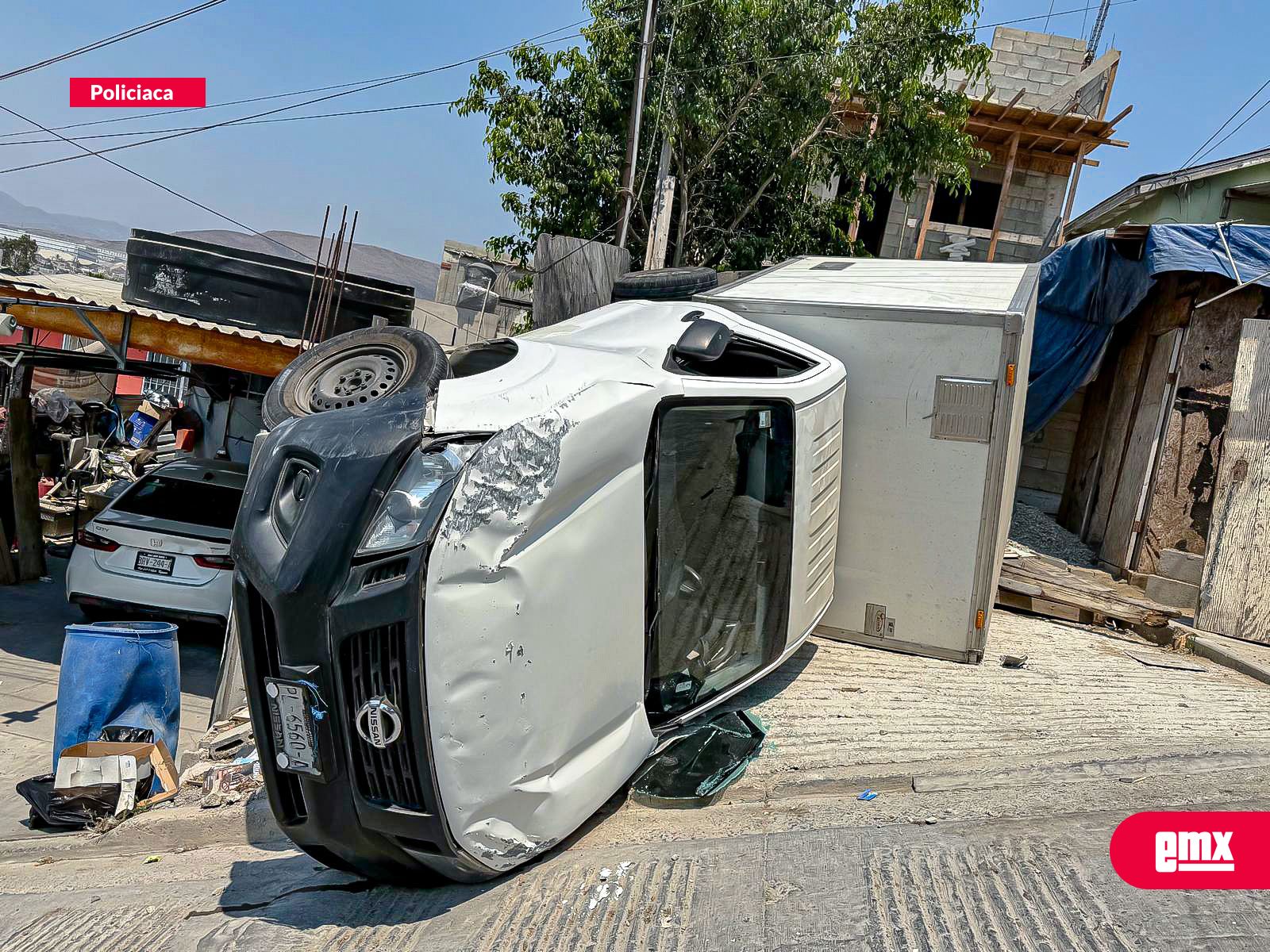 EMX-Camión-de-paquetería-termina-volcado-en-la-colonia-Florido-Cuarta-Sección