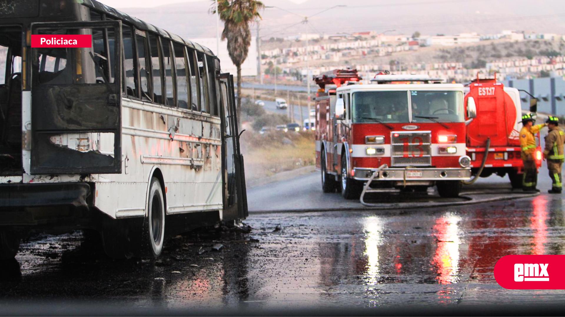 EMX-Autobús-de-transporte-de-personal-se-incendia-en-el-bulevar-2000