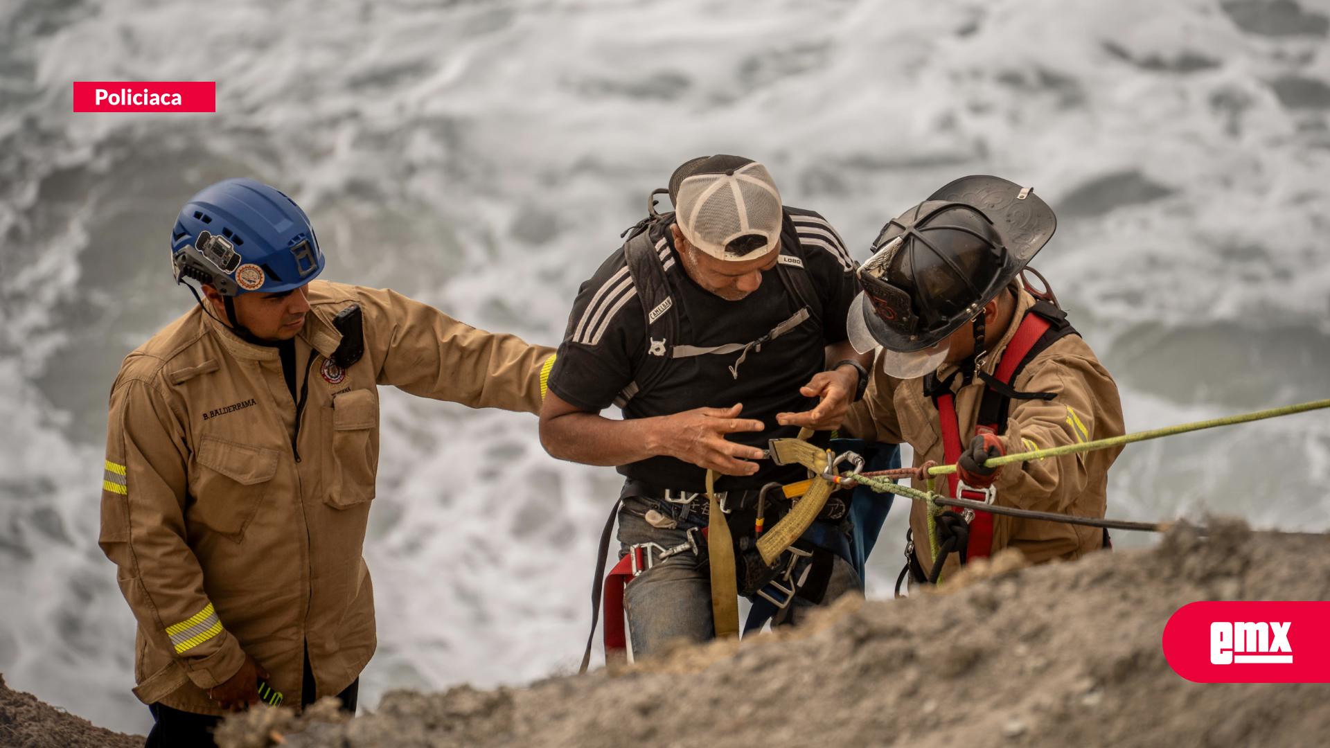 EMX-Hombre-es-rescatado-de-acantilado-por-bomberos
