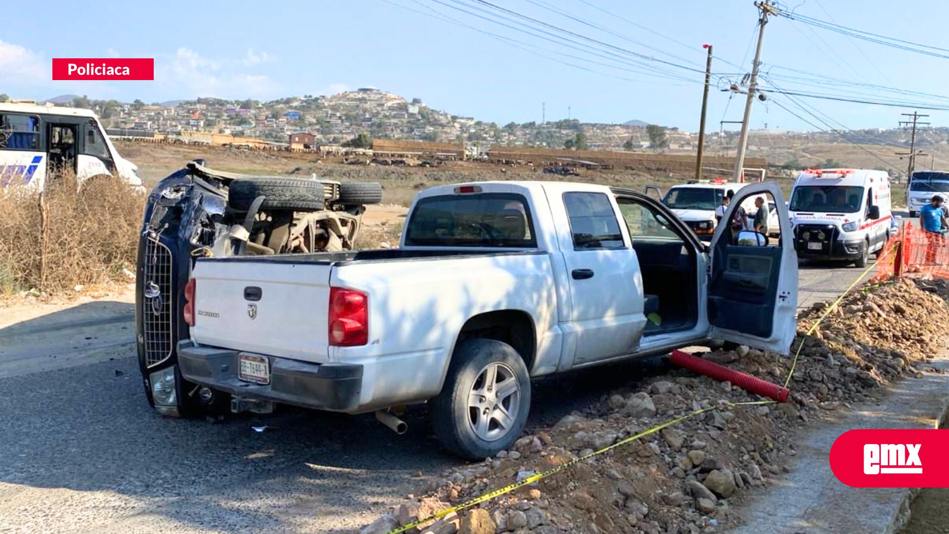 EMX-Choque-termina-en-volcadura-sobre-la-carretera-antigua-Tijuana-Tecate