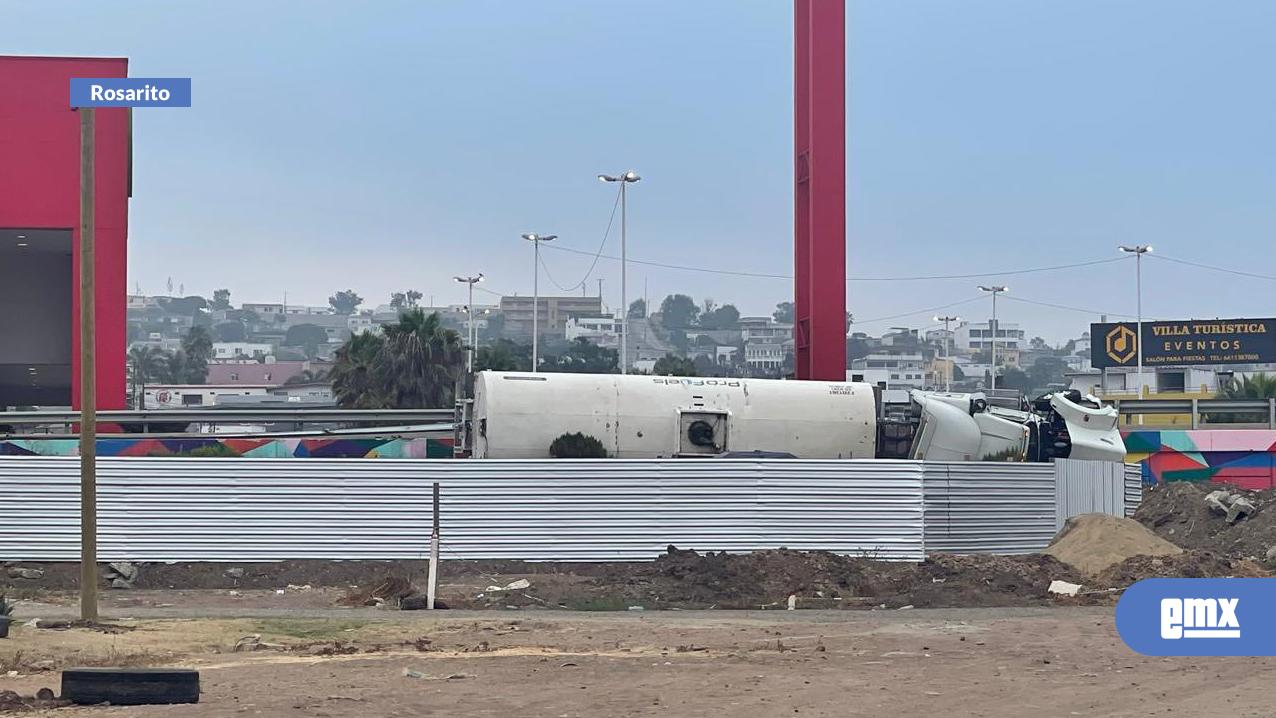 EMX-Apoya-Ayuntamiento-de-Rosarito-en-volcadura-de-pipa-con-gasolina