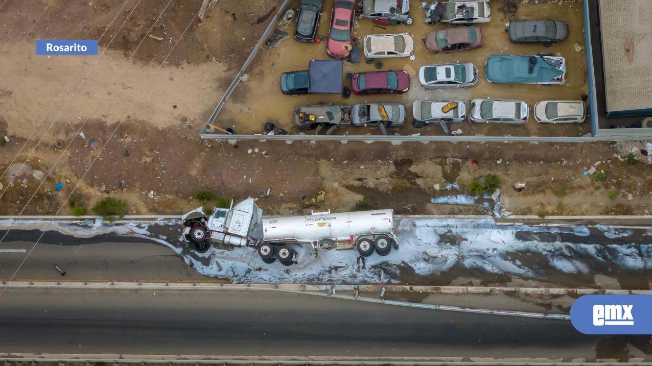 EMX-Volcadura de pipa con gasolina provoca cierre vial y evacuación preventiva en Rosarito