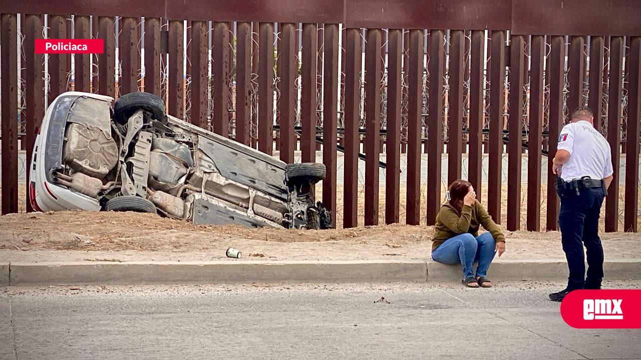 EMX-Conductora-termina-volcada-en-el-muro-fronterizo-sobre-bulevar-Aeropuerto