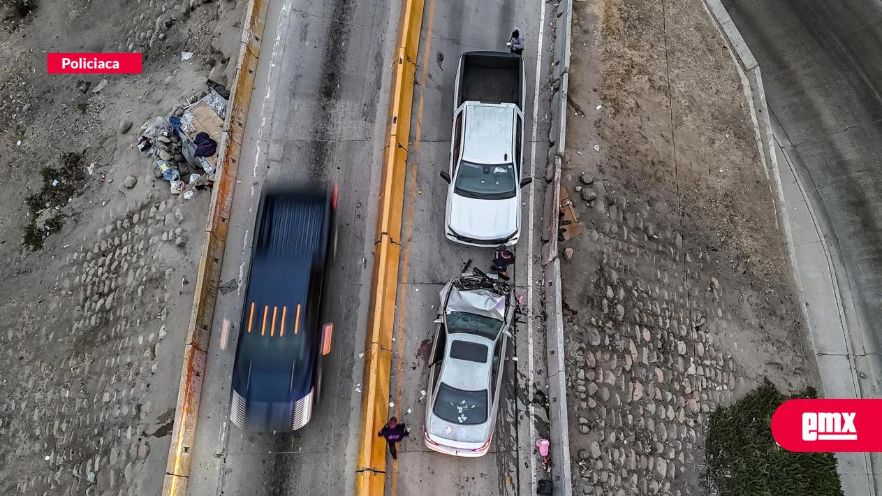 EMX-Escolta choca contra auto al conducir en sentido contrario