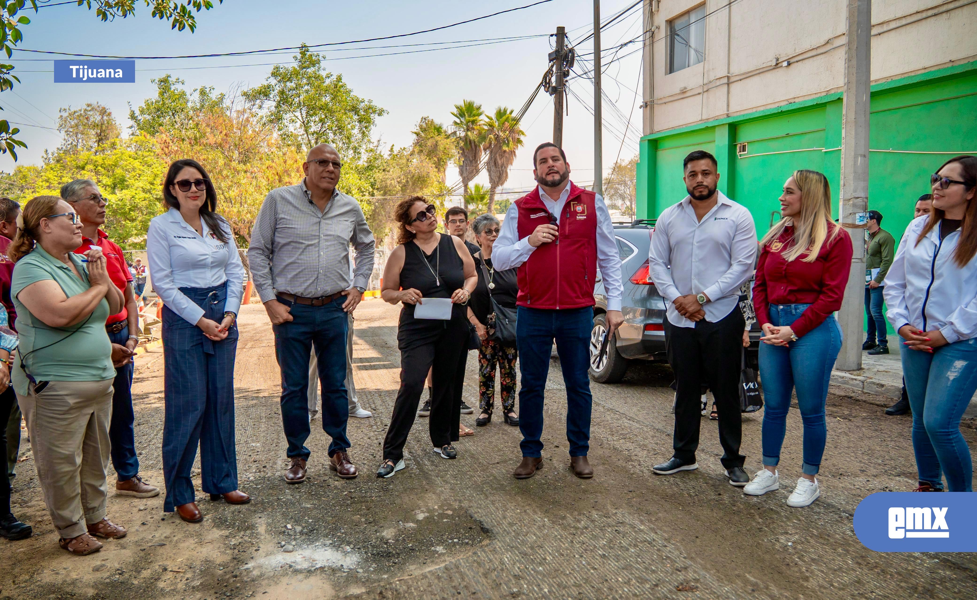 EMX-Supervisa Ismael Burgueño trabajos de reencarpetado con mezcla asfáltica en el bulevar Las Cascadas
