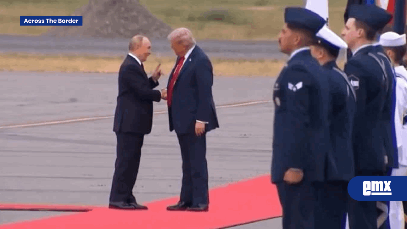EMX-Trump-recibe-a-Putin-con-un-enérgico-apretón-de-manos-a-su-llegada-a-Alaska