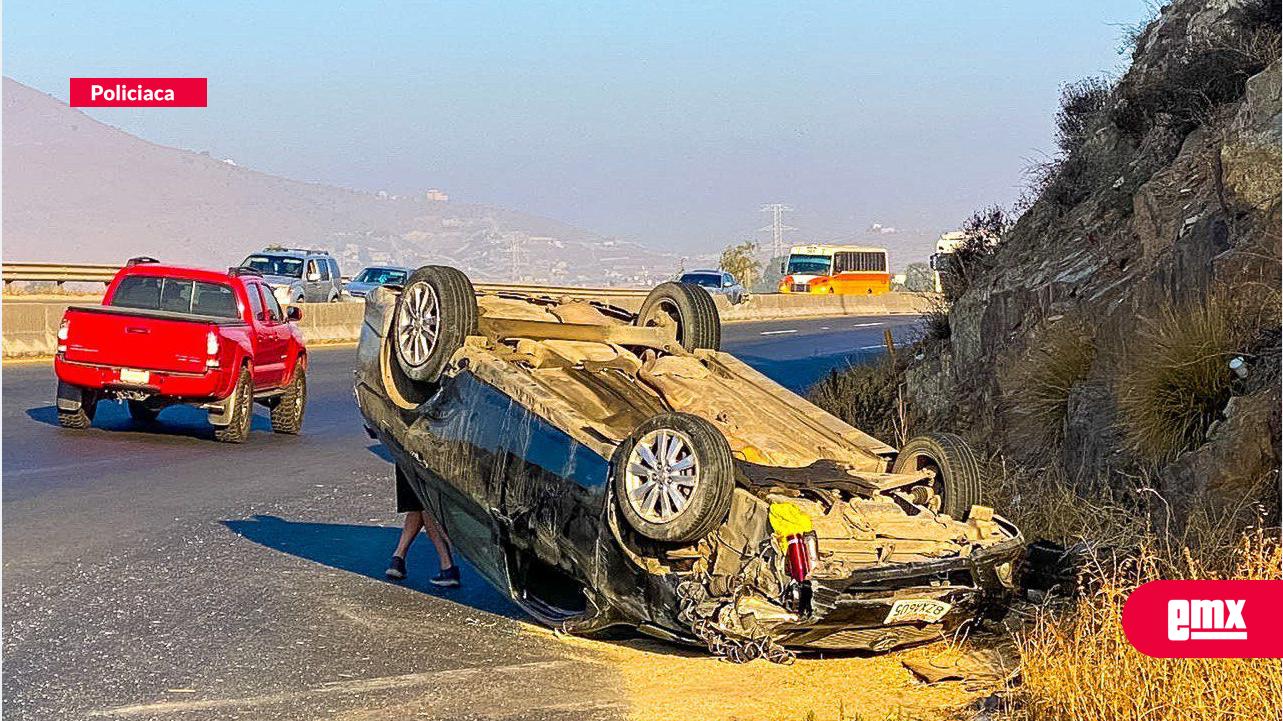 EMX-Corolla-termina-volcado-sobre-la-carretera-libre-Tecate-Tijuana;-no-hay-lesionados-de-gravedad