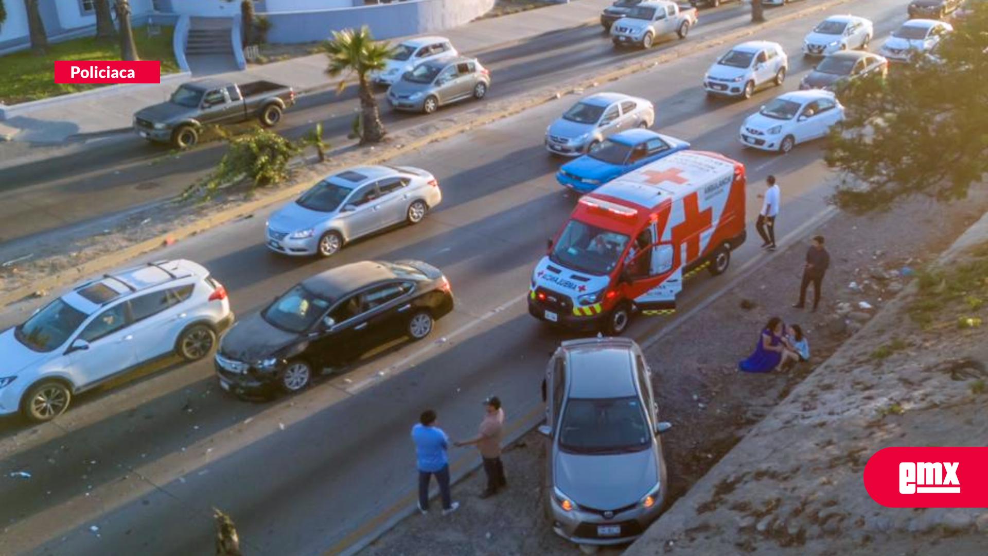 EMX-Choque-en-la-vía-rápida-poniente-provoca-fuerte-congestionamiento