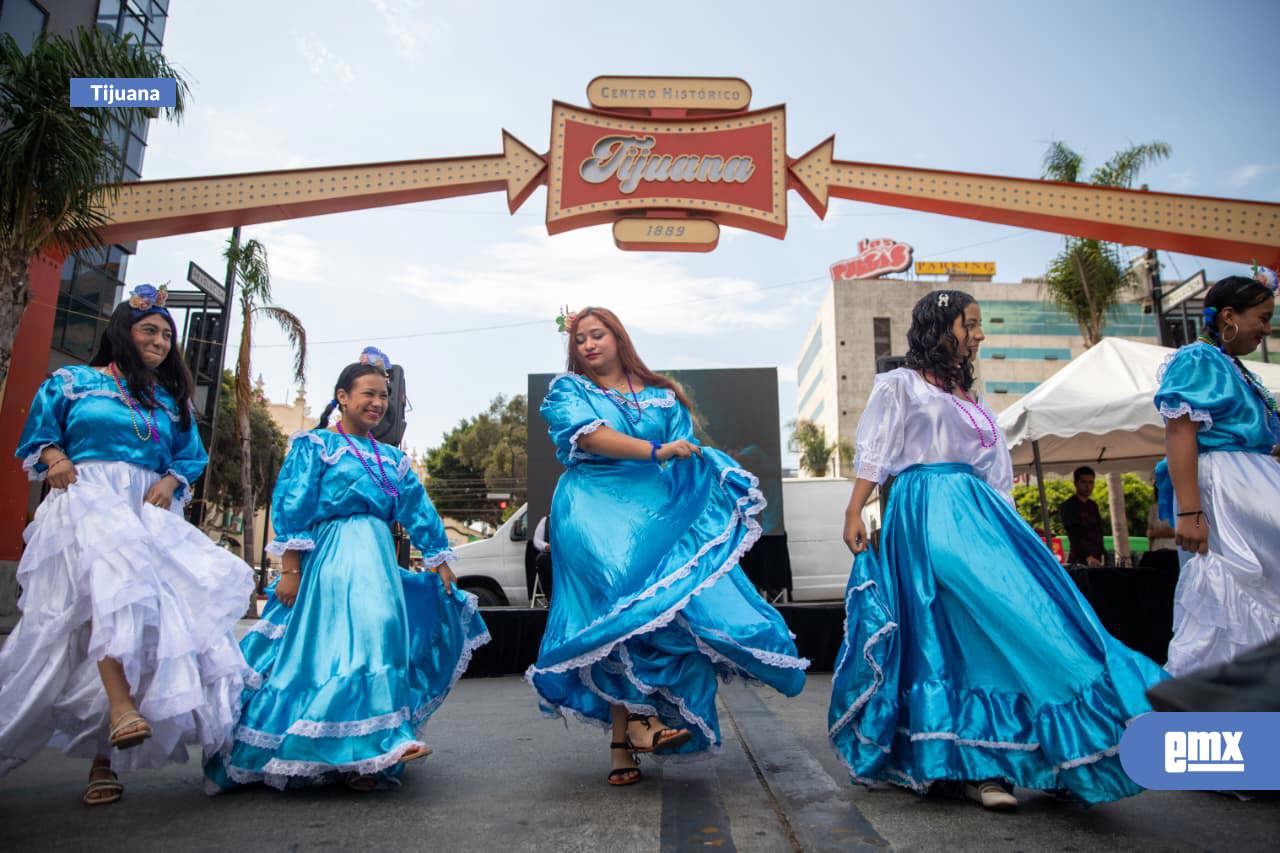 EMX-Emprendedores-salvadoreños-expone-su-gastronomía-y-cultura-en-la-Avenida-Revolución