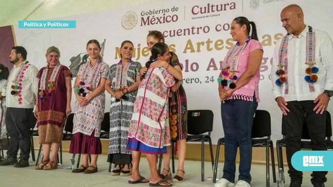 EMX-CLAUDIA-SHEINBAUM-PARDO…-compartió-en-Guerrero-una-fotografía-de-su-infancia-portando-un-huipil