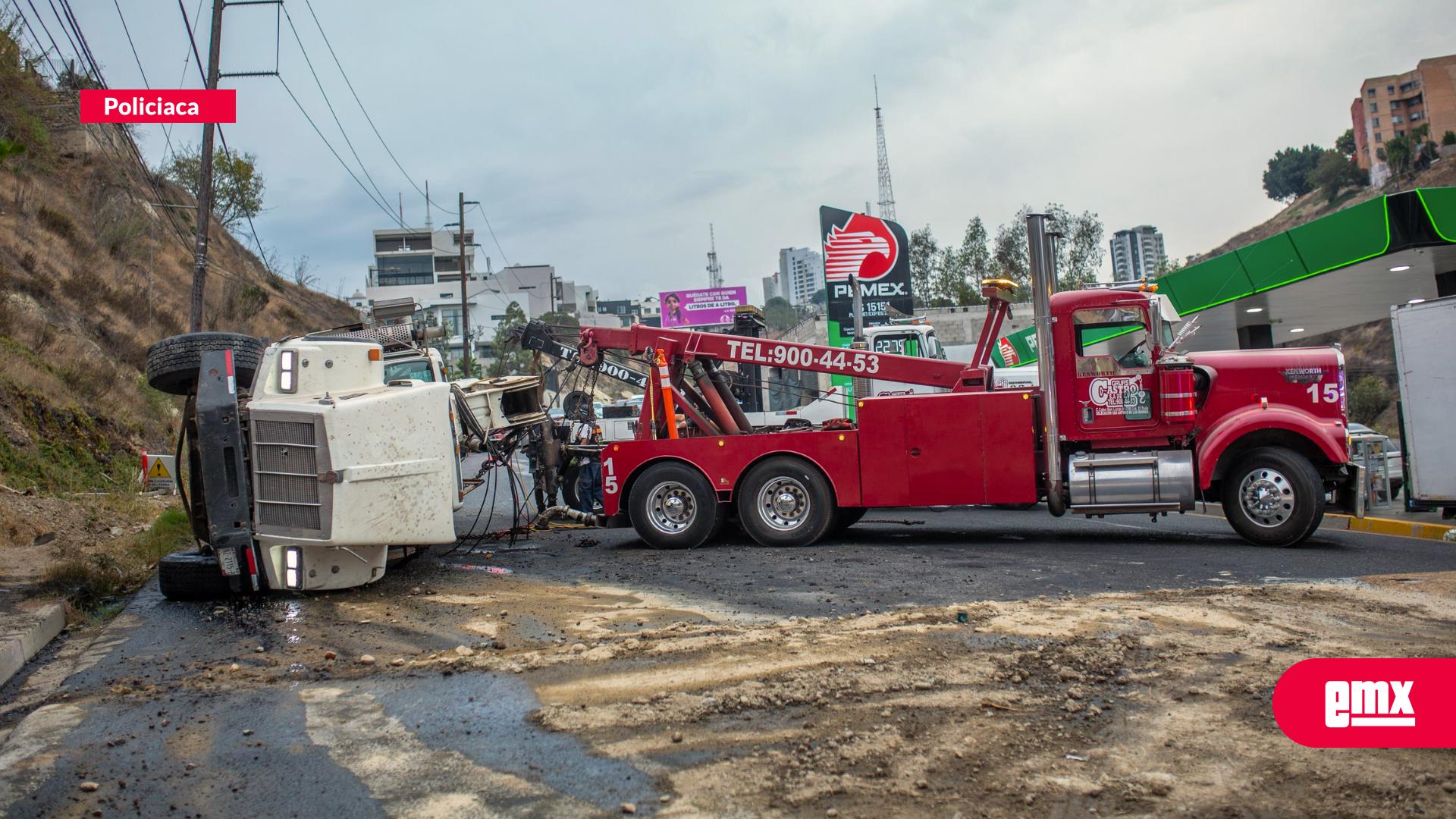 EMX-Volcadura-de-camión-de-bombeo-de-concreto-sobre-el-bulevar-Fundadores