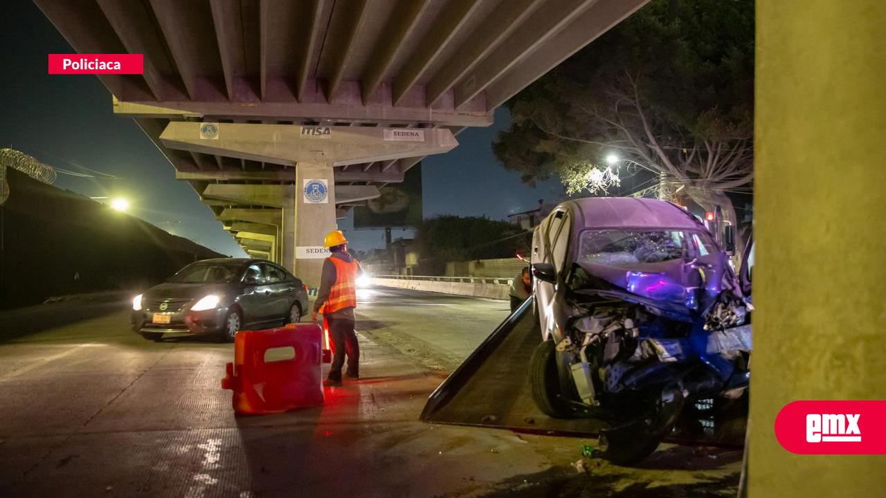 EMX-Choca contra viaducto elevado y resulta lesionada 