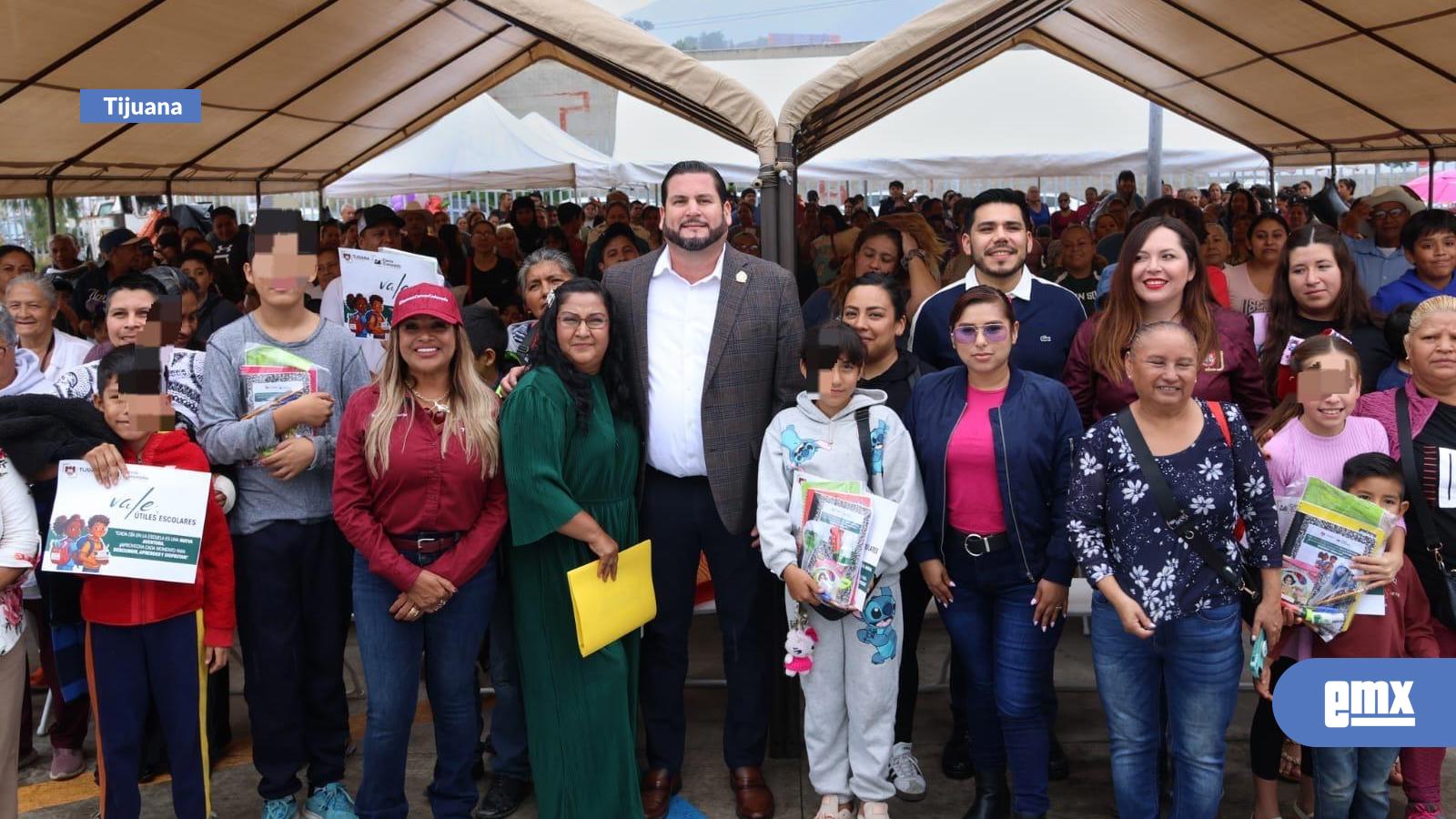 EMX-Entrega Ismael Burgueño útiles escolares y vales para uniformes a niñas, niños y jóvenes en la Delegación Cerro Colorado