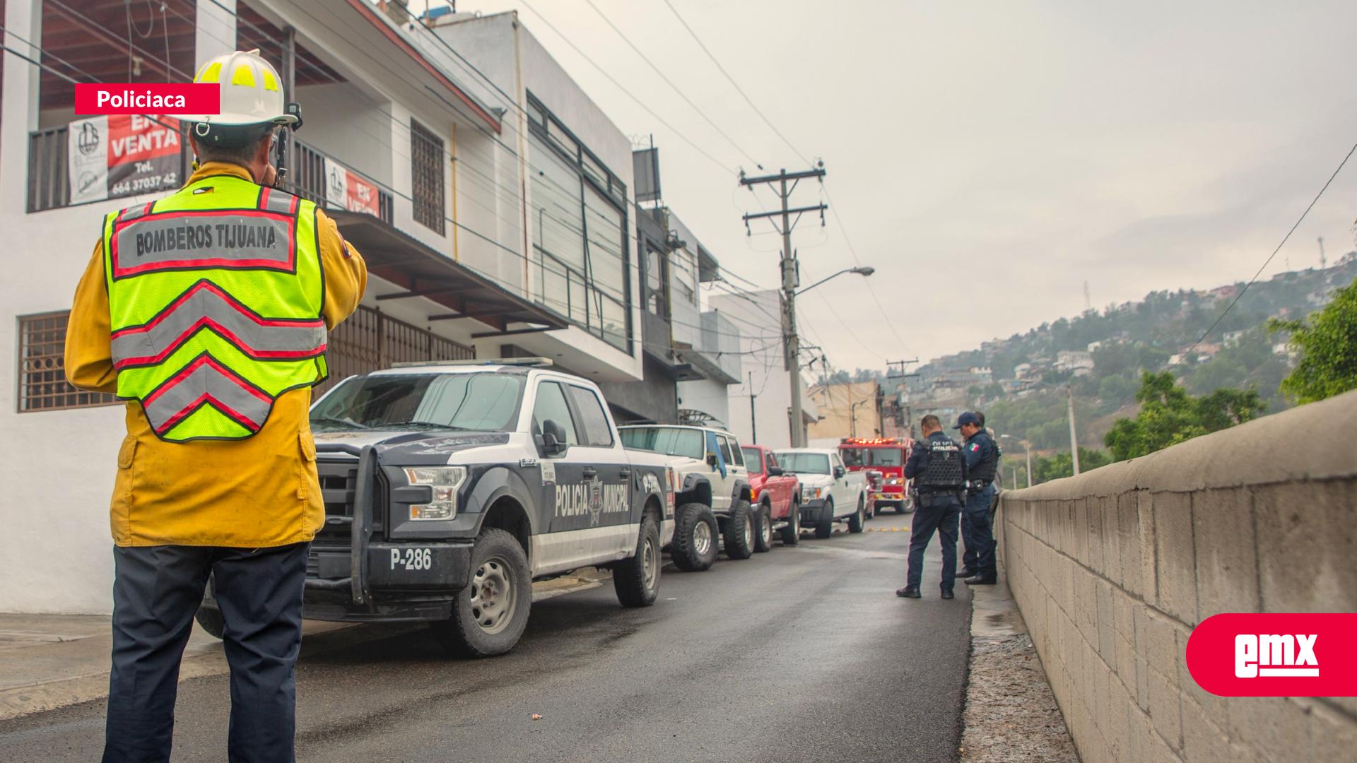 EMX-Bomberos-rescatan-hombre-que-recibió-descarga-eléctrica-en-la-colonia-Lomas-del-Río