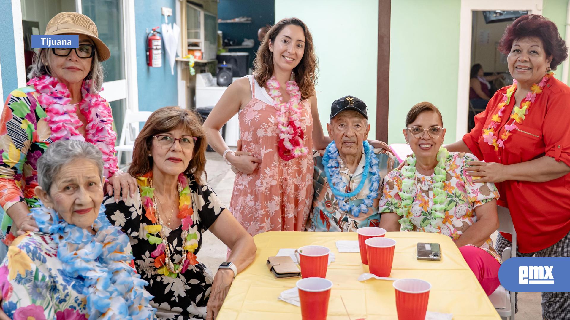 EMX-Abuelitos-de-la-estancia-Los-Años-de-Oro-disfrutaron-el-Día-del-Abuelo-al-estilo-hawaiano