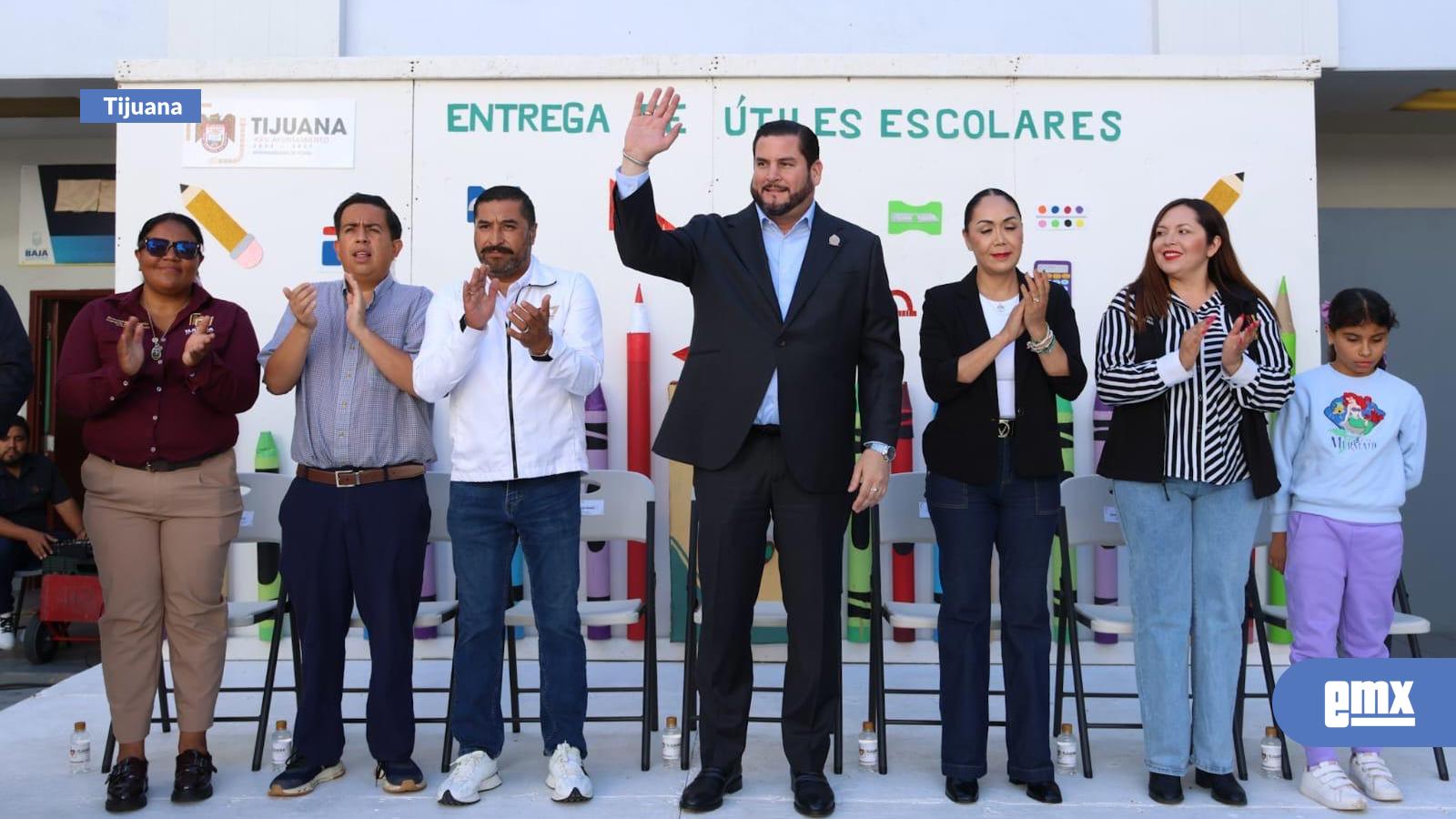 EMX-Encabeza-Ismael-Burgueño-entrega-de-útiles-escolares-y-vales-de-uniformes-a-niñas,-niños-y-jóvenes-de-la-Delegación-San-Antonio-de-los-Buenos