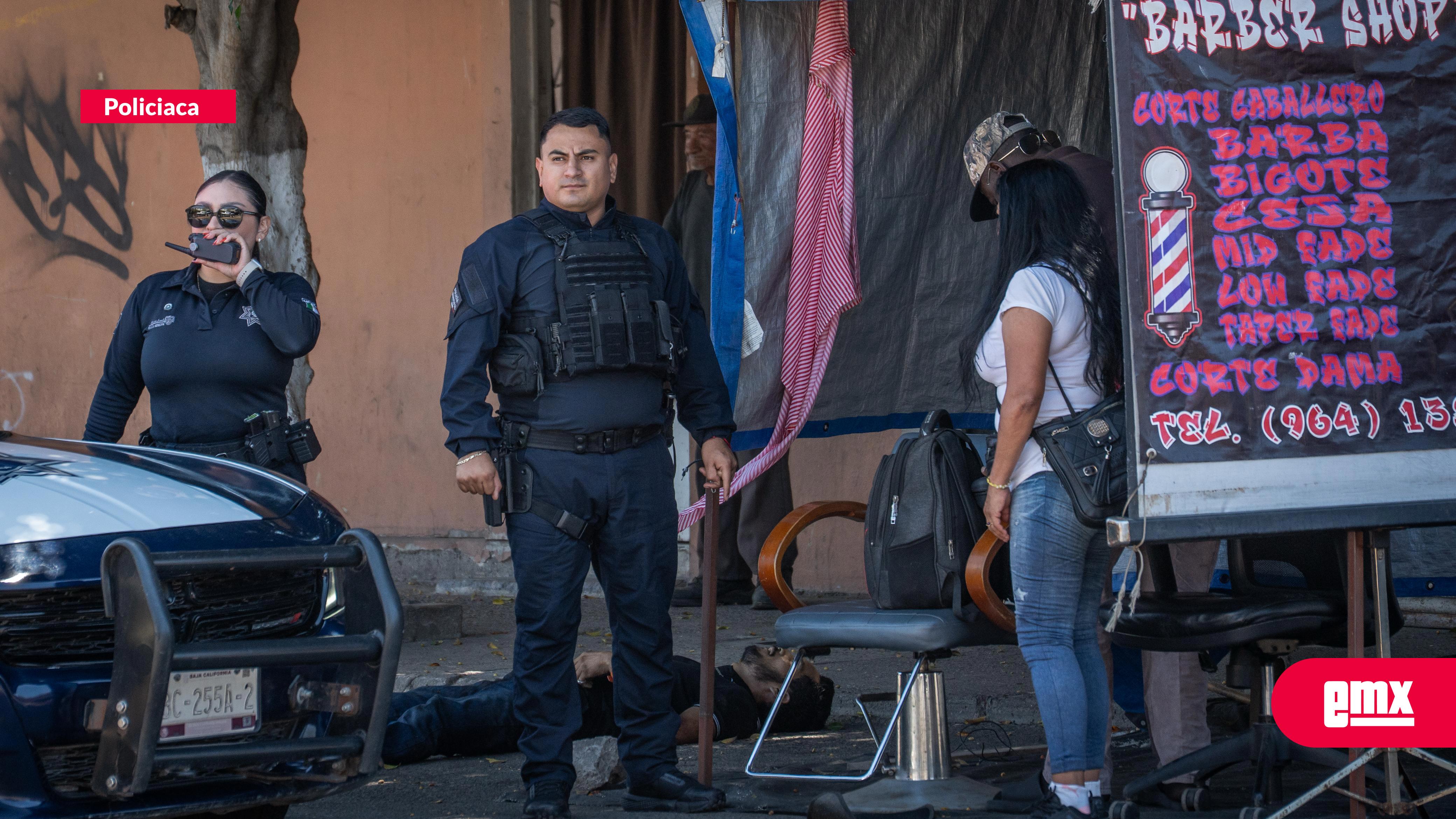 EMX-Tráiler-jala-cables-y-derriba-poste-en-la-Zona-Centro-de-Tijuana