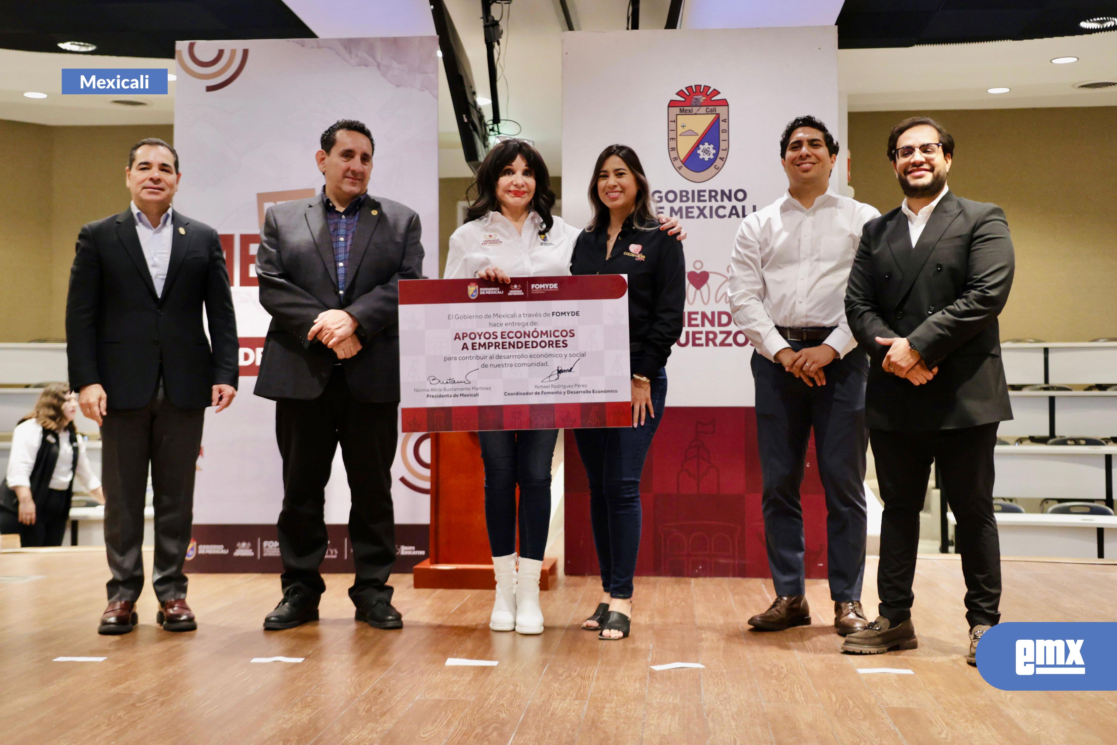EMX-ENTREGA-GOBIERNO-DE-MEXICALI-APOYOS-ECONOMICOS
