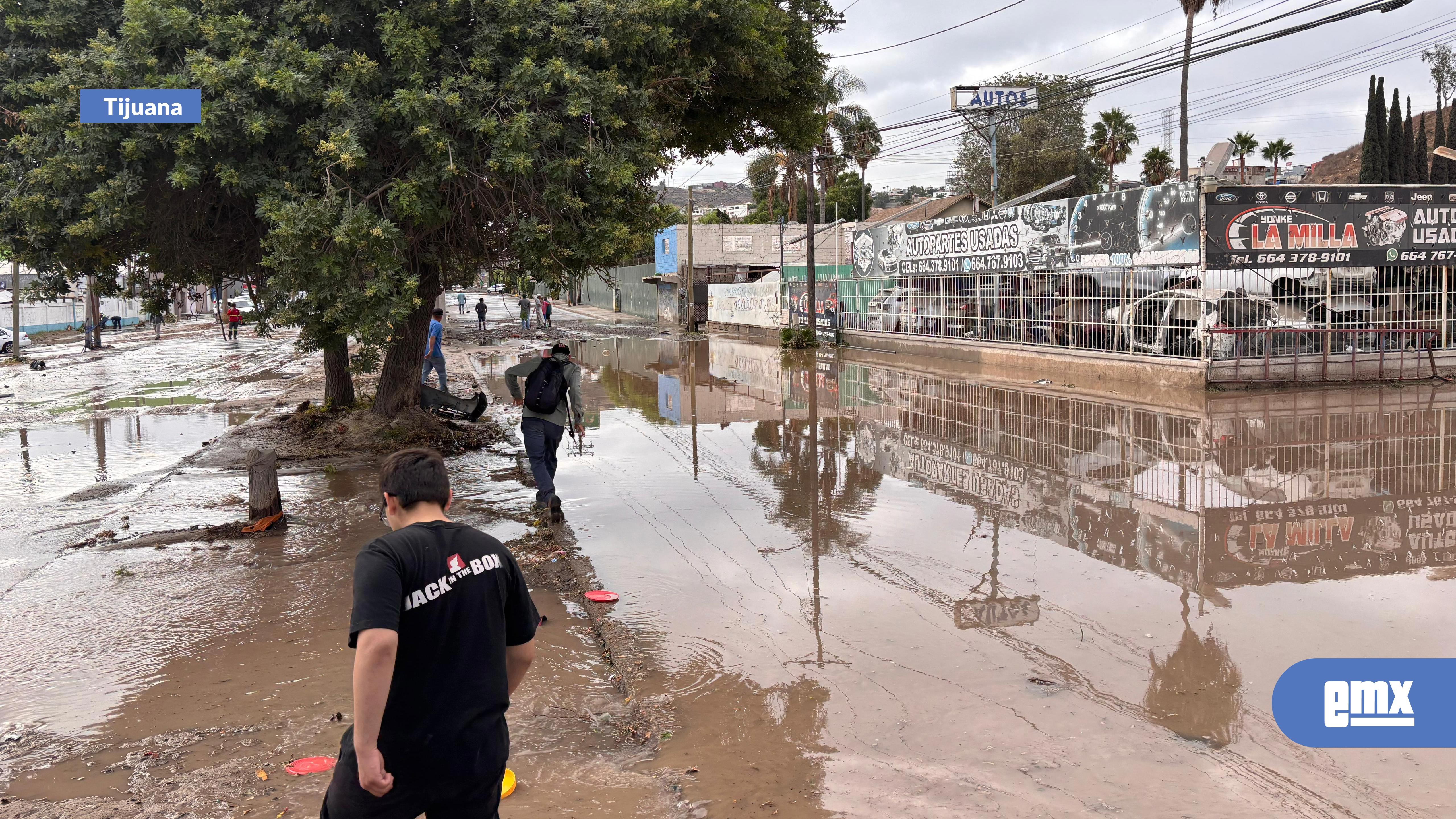 EMX-#ÚltimaHora-|-Mega-socavón-provoca-fuga-agua-en-Los-Pinos