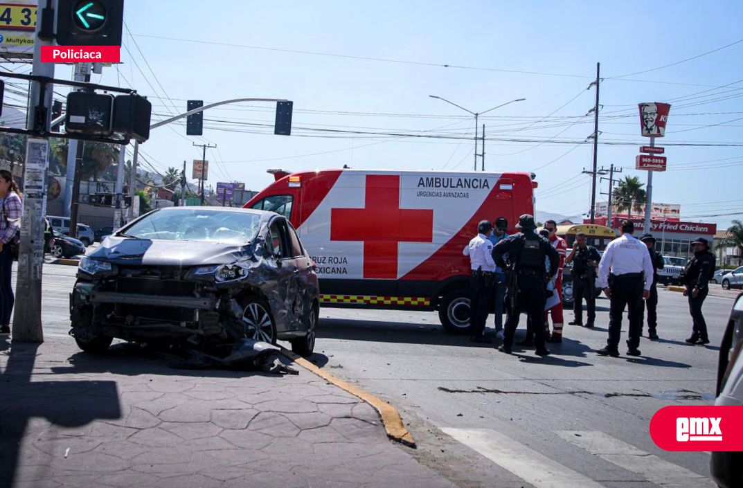 EMX-Patrulla-de-la-FESC-y-vehículo-particular-chocan-en-el-bulevar-Insurgentes:-una-mujer-resulta-lesionada