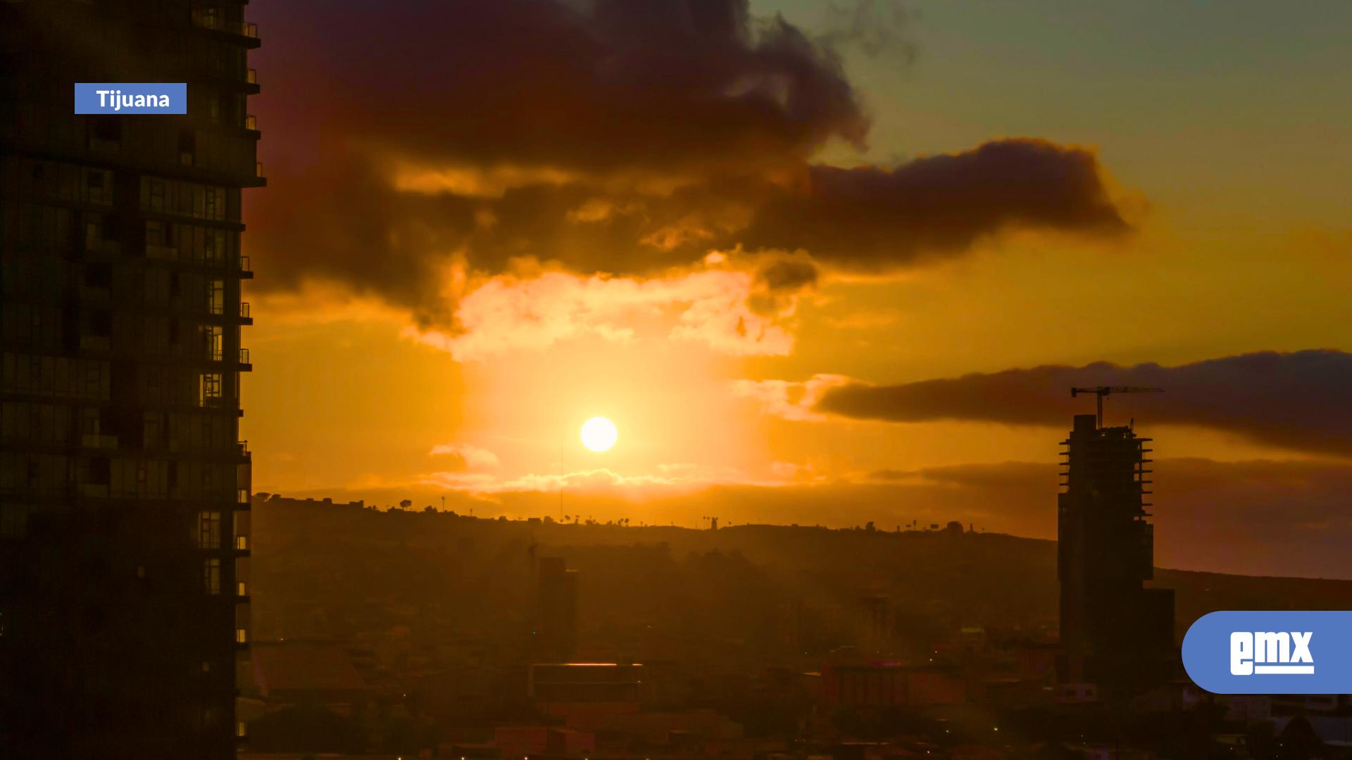 EMX-Atardecer-vibrante-en-Tijuana-pinta-de-colores-la-Zona-Río