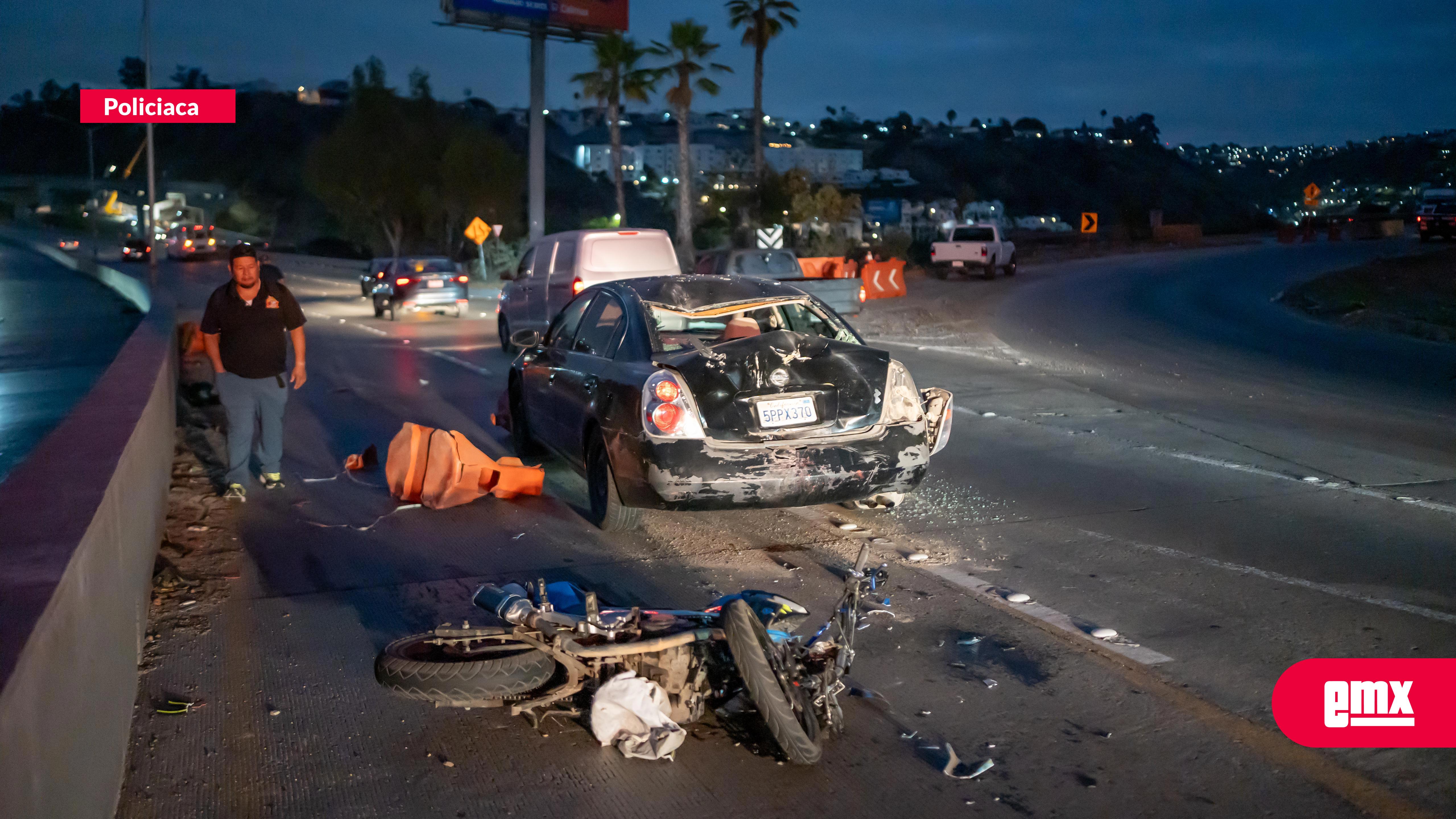 EMX-Choque entre motocicleta y vehículo particular en la salida de Playas de Tijuana: motociclista resulta con lesiones 