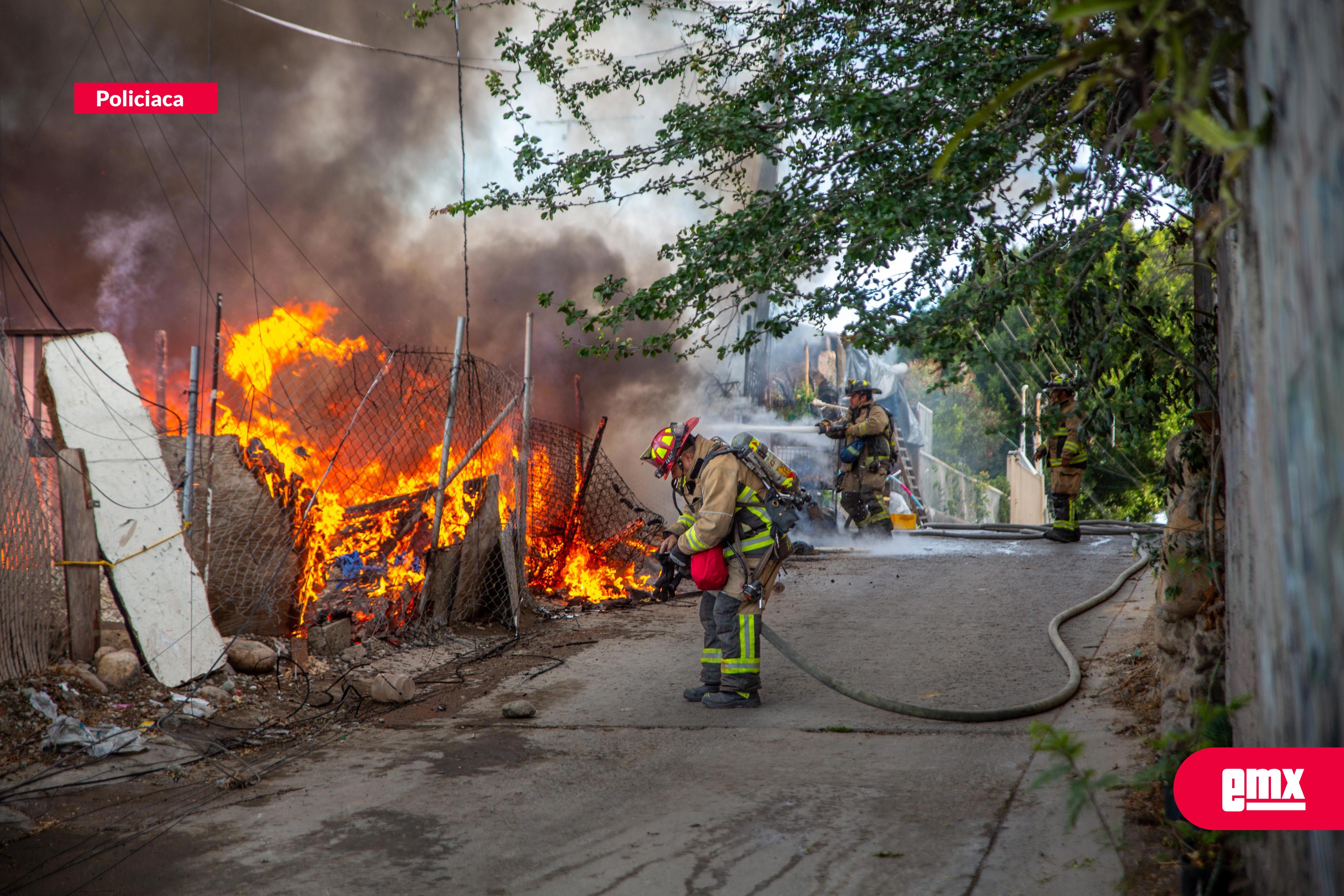 EMX-Incendio arrasa con vivienda en la colonia Hidalgo; dos viviendas resultan con daños parciales 