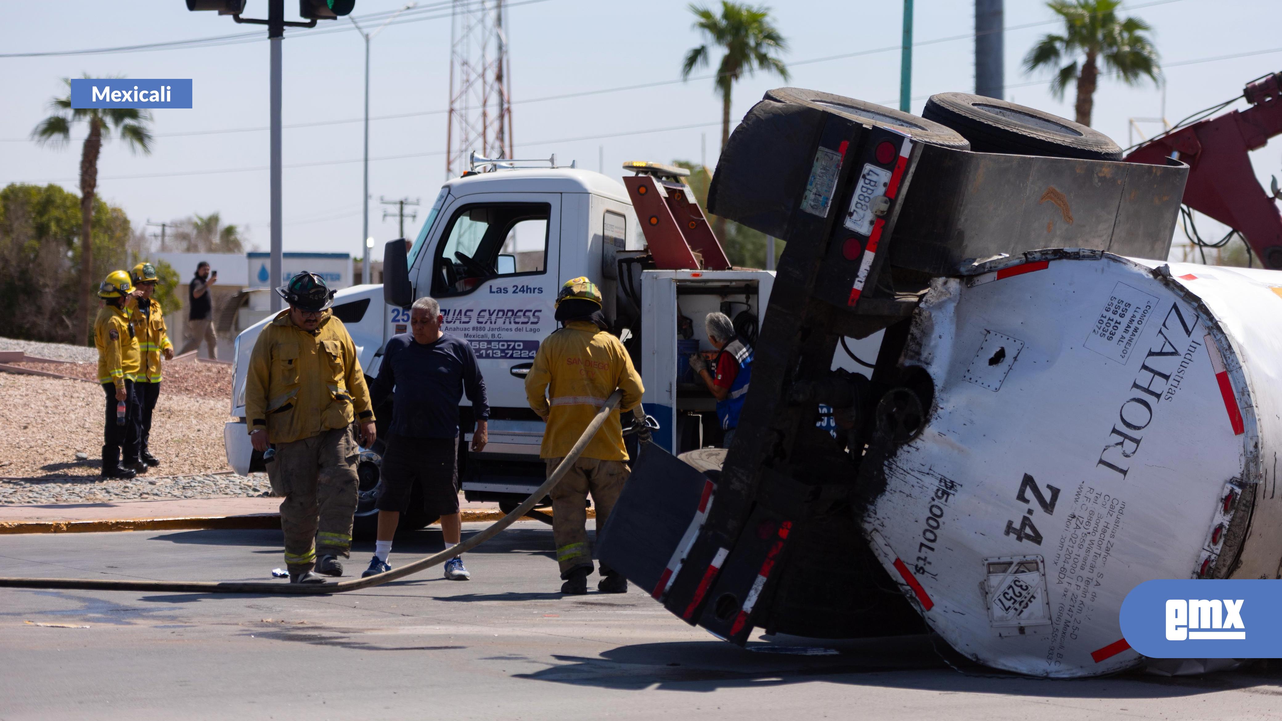 EMX-Pipa-que-transportaba-asfalto-termina-volcada-en-la-ciudad-de-Mexicali