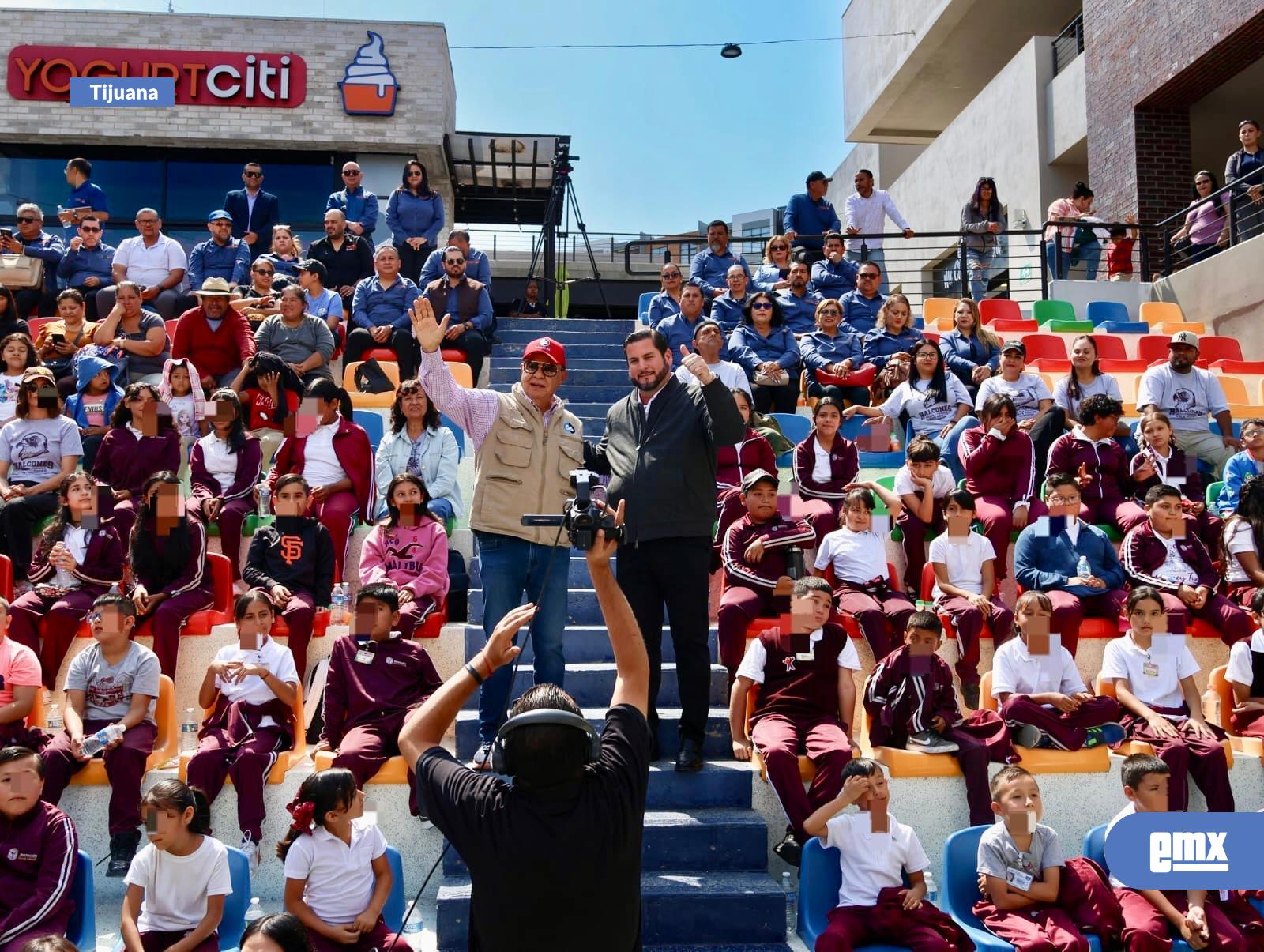 EMX-Asiste-Ismael-Burgueño-al-evento-'Enmochilate-2025'