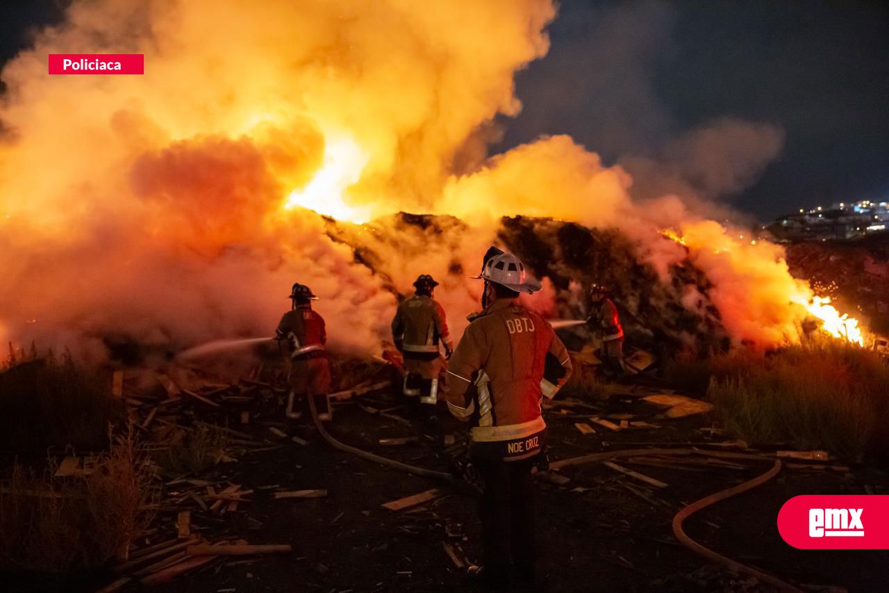 EMX-Montaña-de-madera-reciclada-se-incendia
