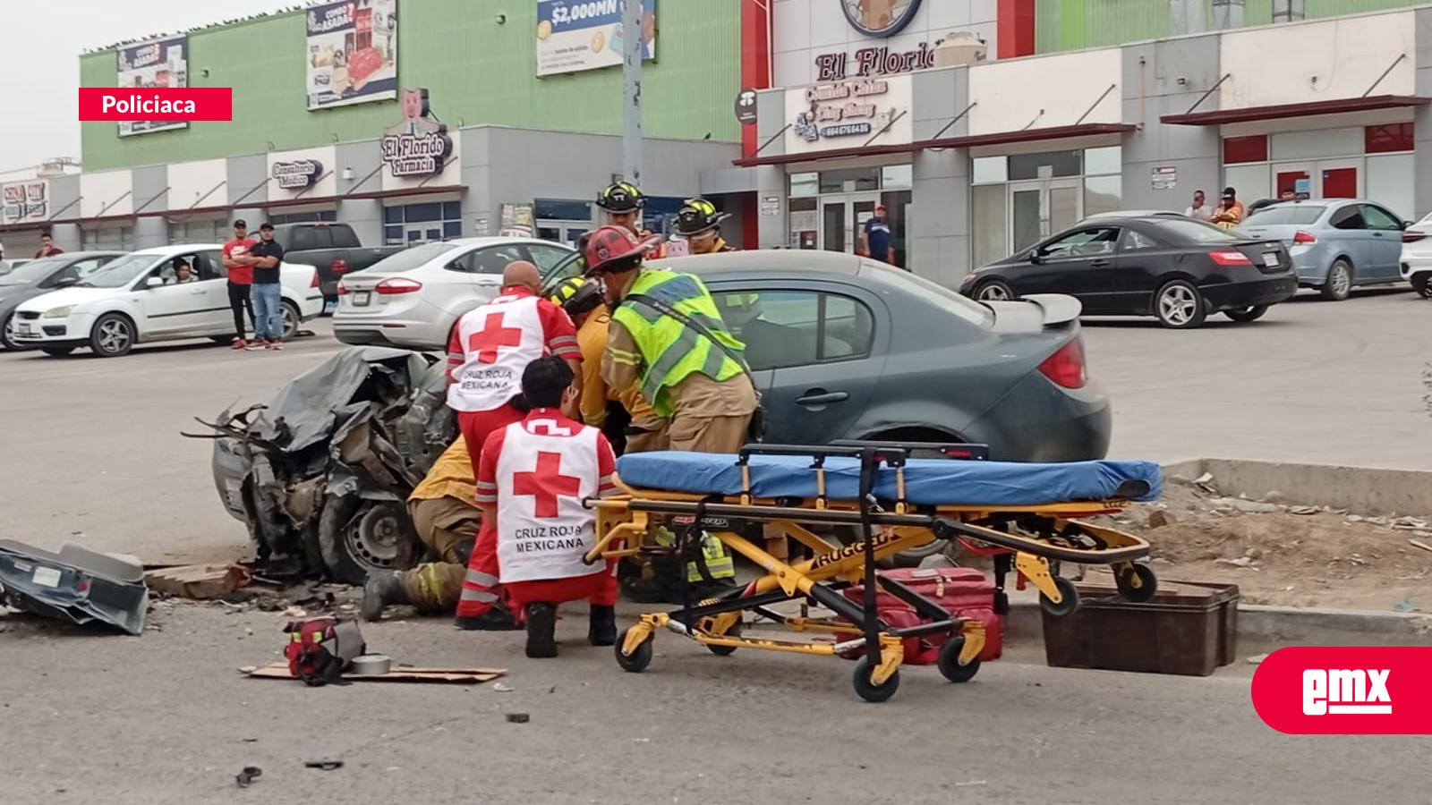 EMX-Choque-frontal-en-fraccionamiento-Urbi-Villa-del-Padre-deja-cuatro-lesionados;-una-mujer-quedó-prensada