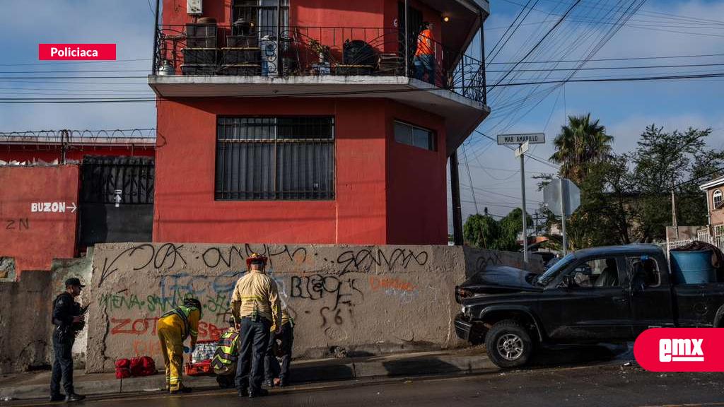 EMX-Mujer-se-impacta-contra-la-pared-de-una-vivienda-en-la-colonia-Linda-Vista