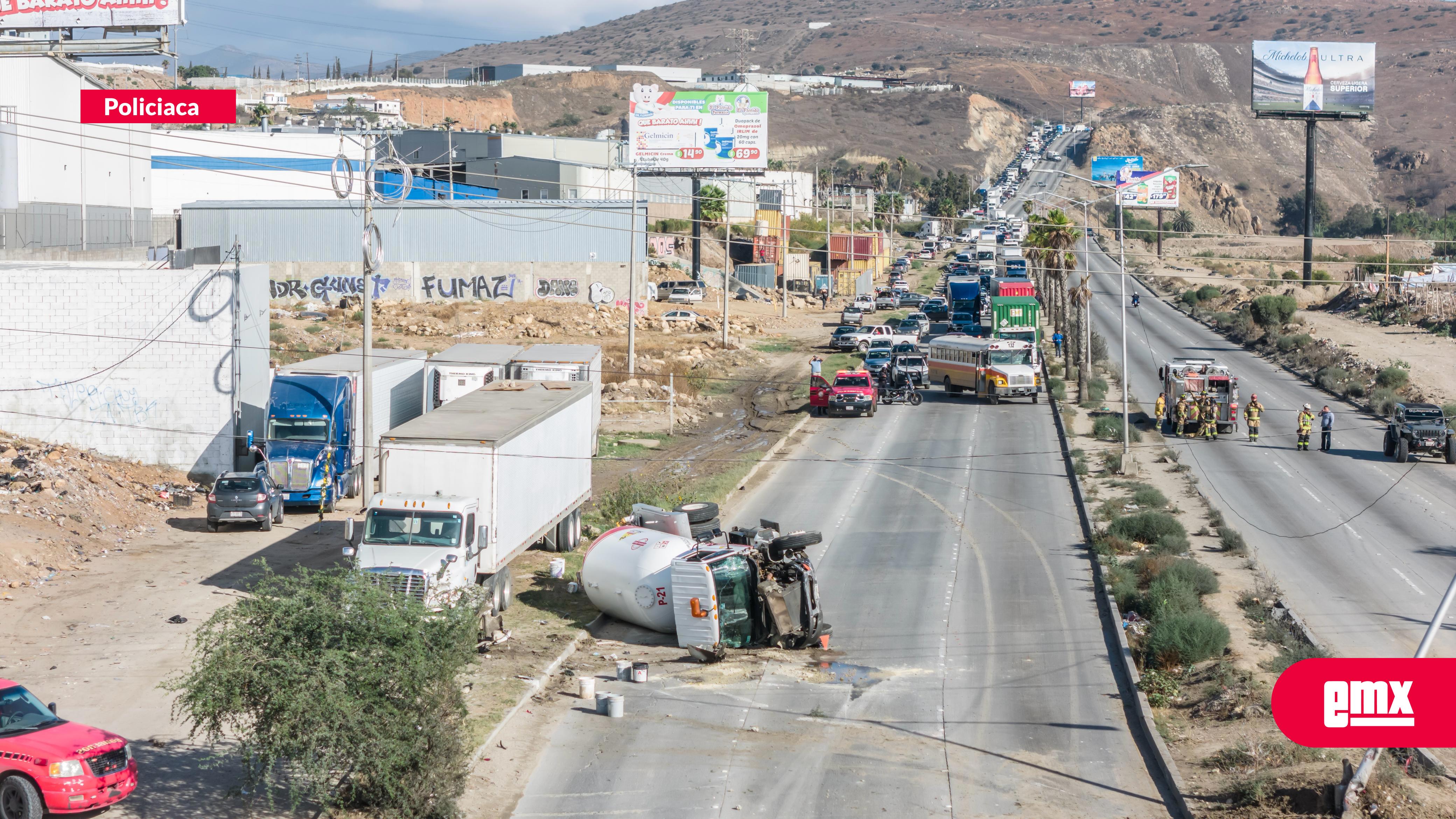 EMX-#ÚLTIMAHORA-|-Pipa-de-gas-se-vuelca-sobre-vía-rápida-oriente