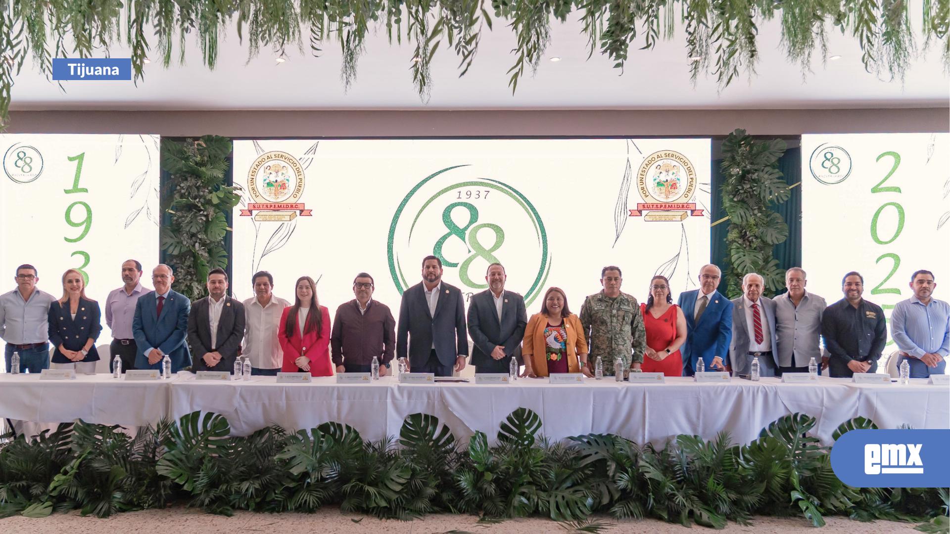 EMX-Participa-Ismael-Burgueño-en-la-Asamblea-Solemne-por-el-88-Aniversario-del-Sindicato-de-Burócratas