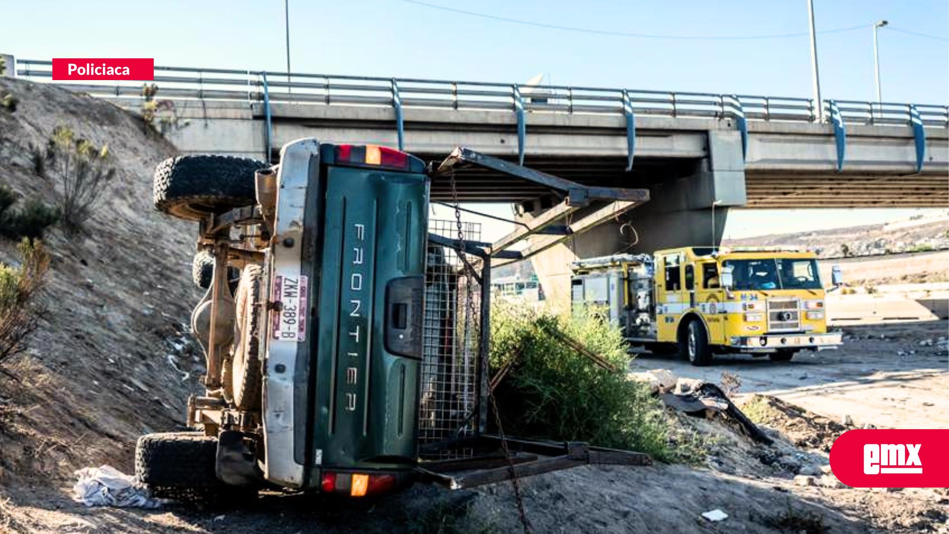 EMX-Pick-Up-se-vuelca-sobre-Vía-Rápida-Alamar;-conductor-resulta-lesionado
