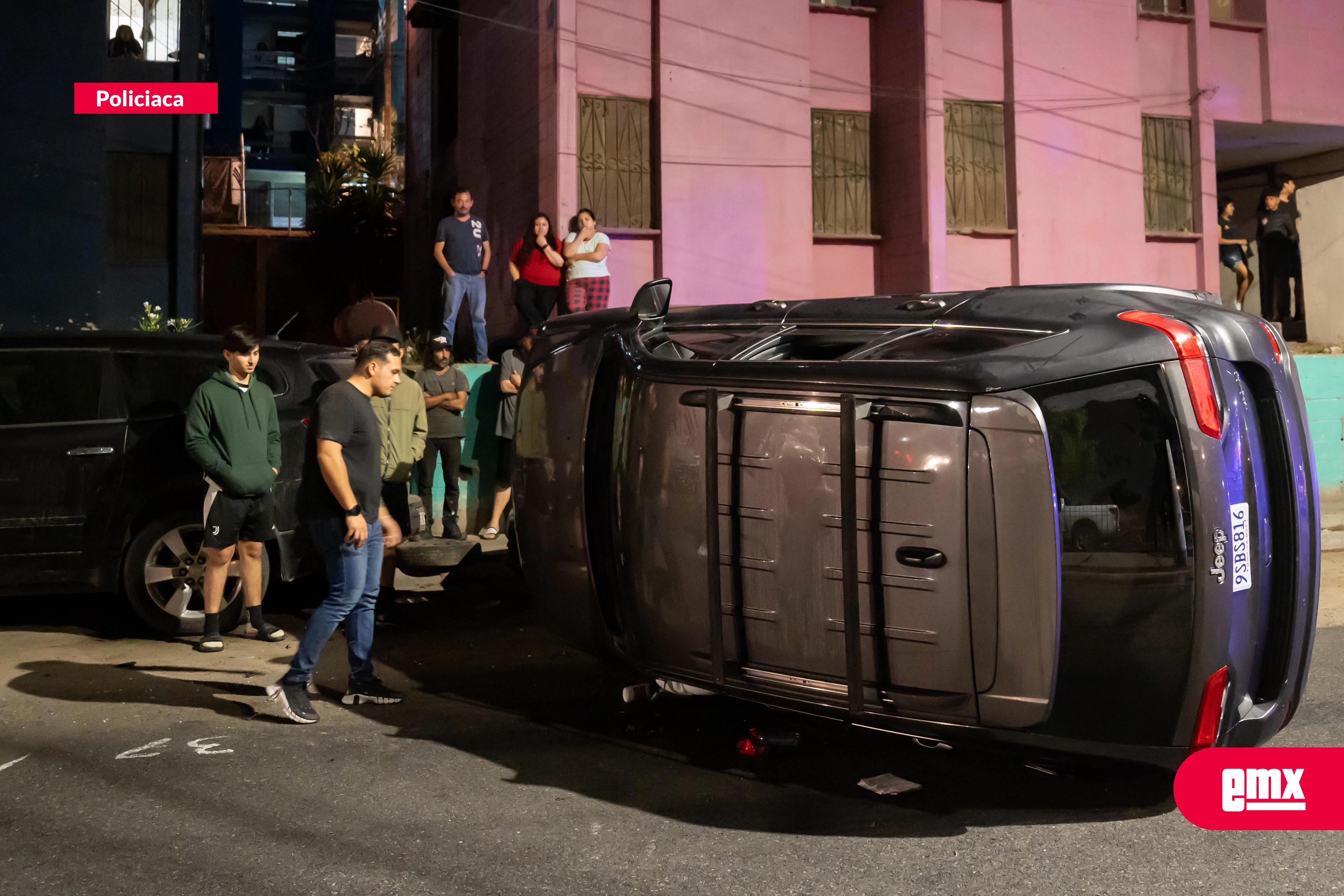 EMX-Camioneta-se-Vuelca-en-Lomas-del-Porvenir-e-impacta-un-auto-estacionado;-Conductor-abandonó-el-vehículo