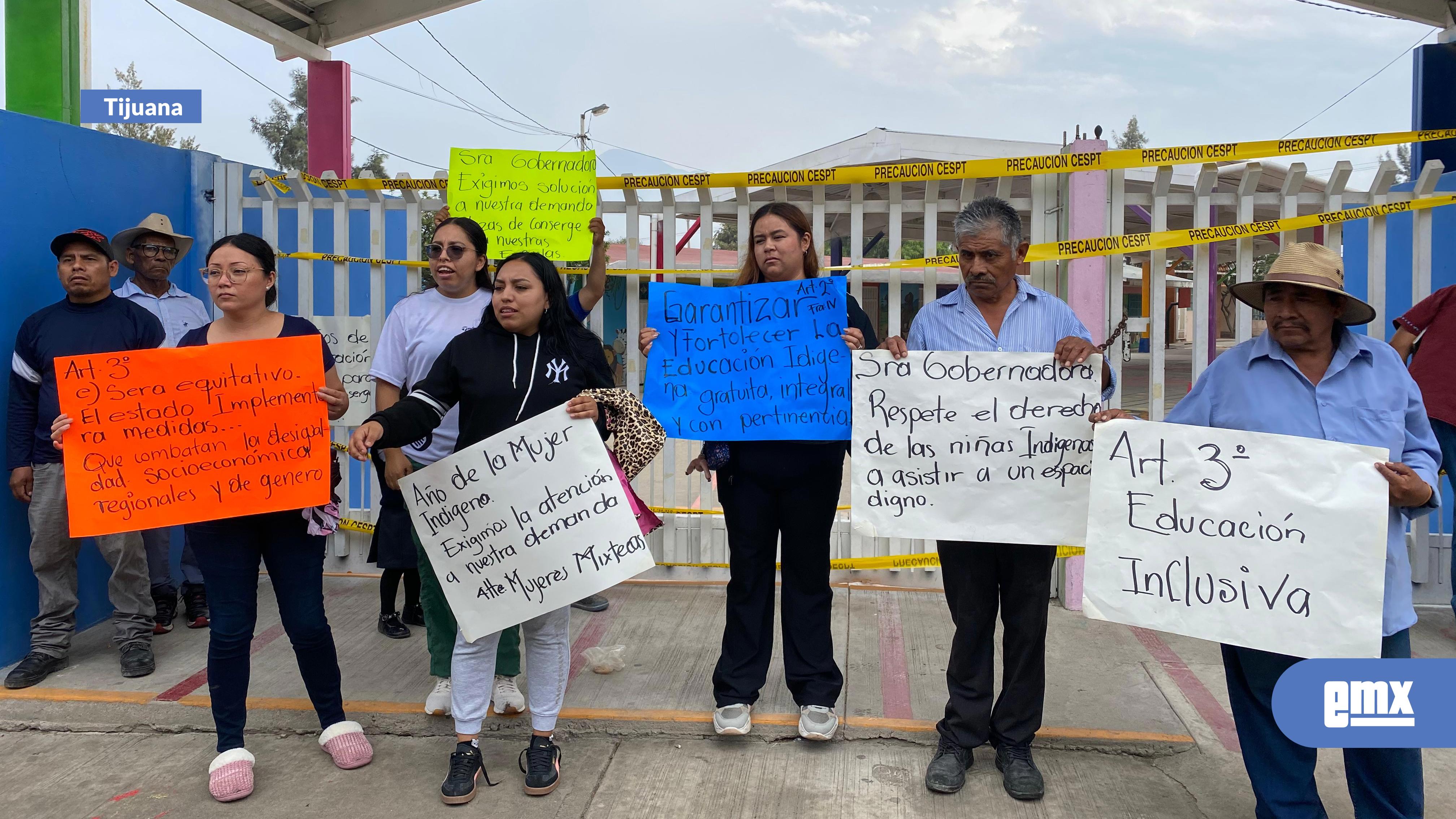 EMX-Cierran-padres-y-madres-el-preescolar-Ita-Luvi-en-exigencia-de-un-conserje