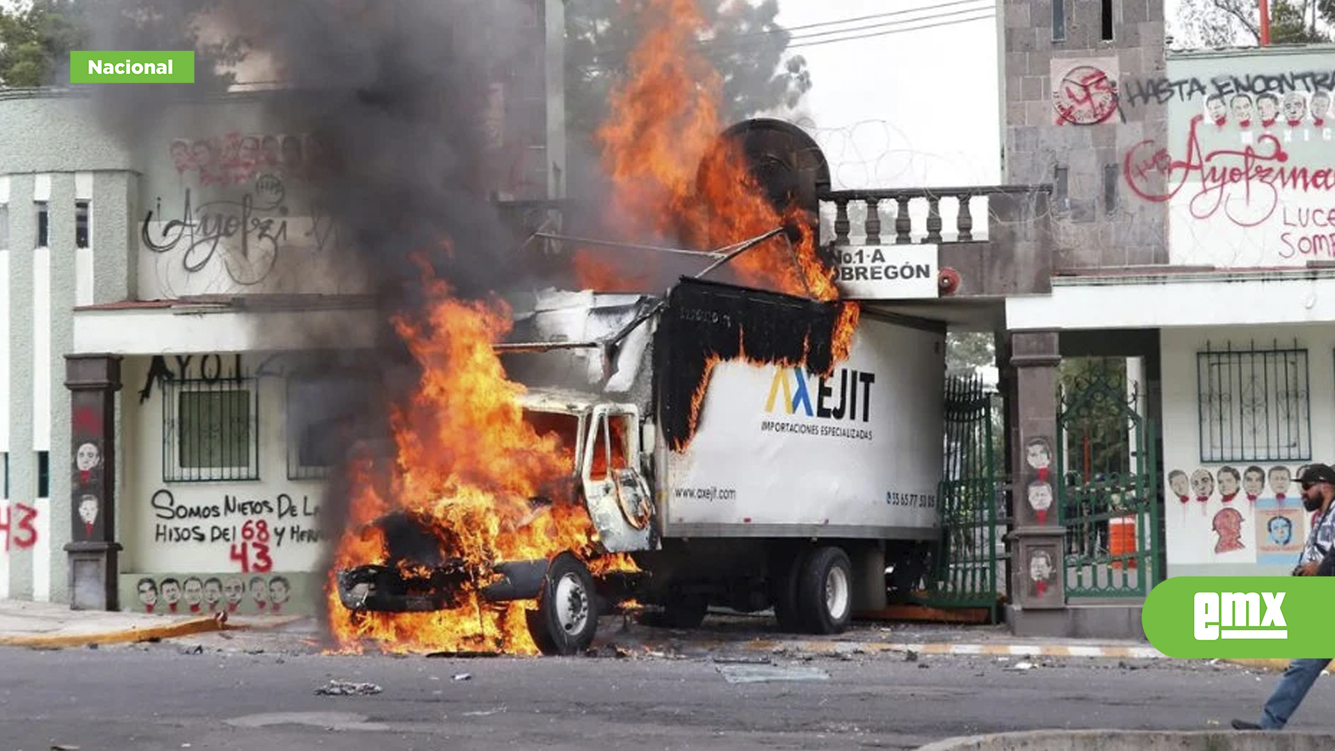 EMX-Vandalizan-campo-militar-en-CDMX;-queman-camión-en-protesta-por-Ayotzinapa