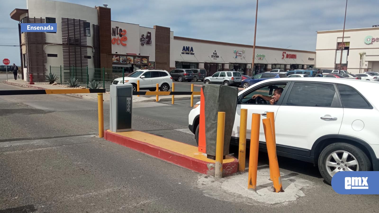 EMX-Molesta cobro de estacionamiento en plaza