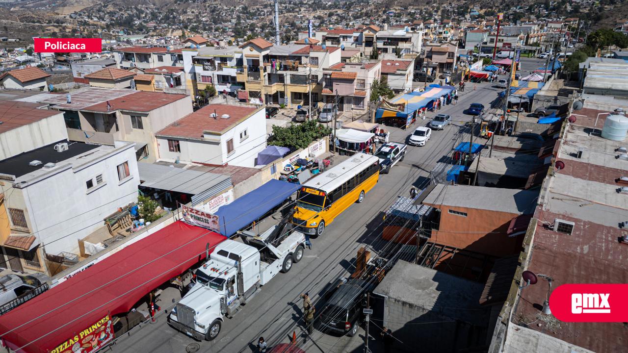 EMX-Madre-salva-a-su-hija-de-ser-atropellada-por-un-camión;-ambas-se-encuentran-hospitalizadas