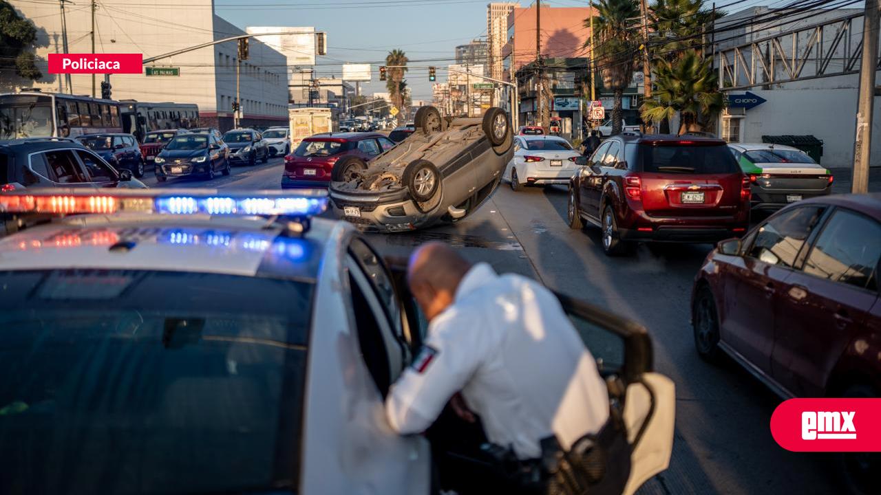 EMX-Accidente vehicular provoca volcadura en bulevar Agua Caliente; sin lesionados de gravedad