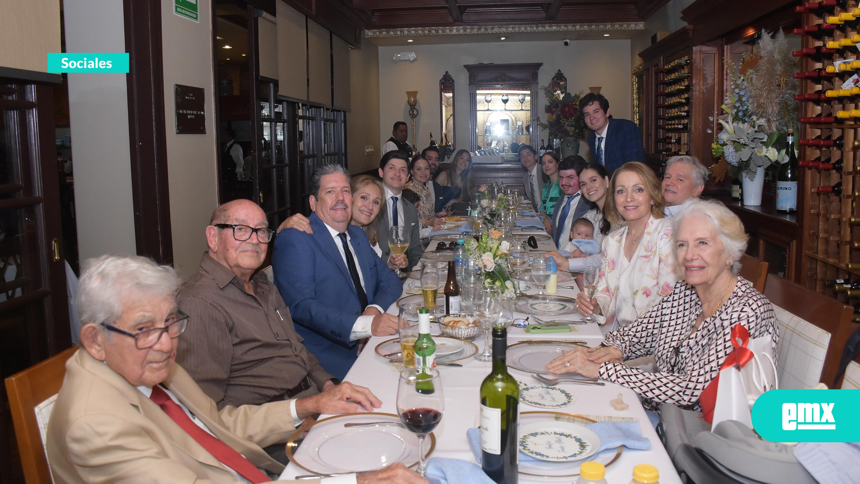 EMX-Junto a sus padres y familia recibe el agua del Bautismo Franco Alberto