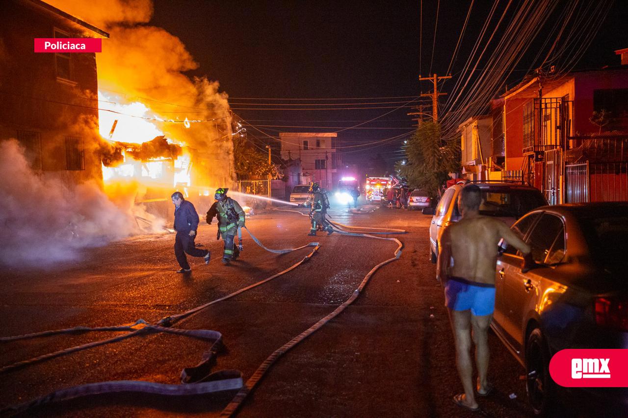 EMX-Incendio-destruye-una-vivienda-y-daña-otras-dos-en-la-colonia-70-76