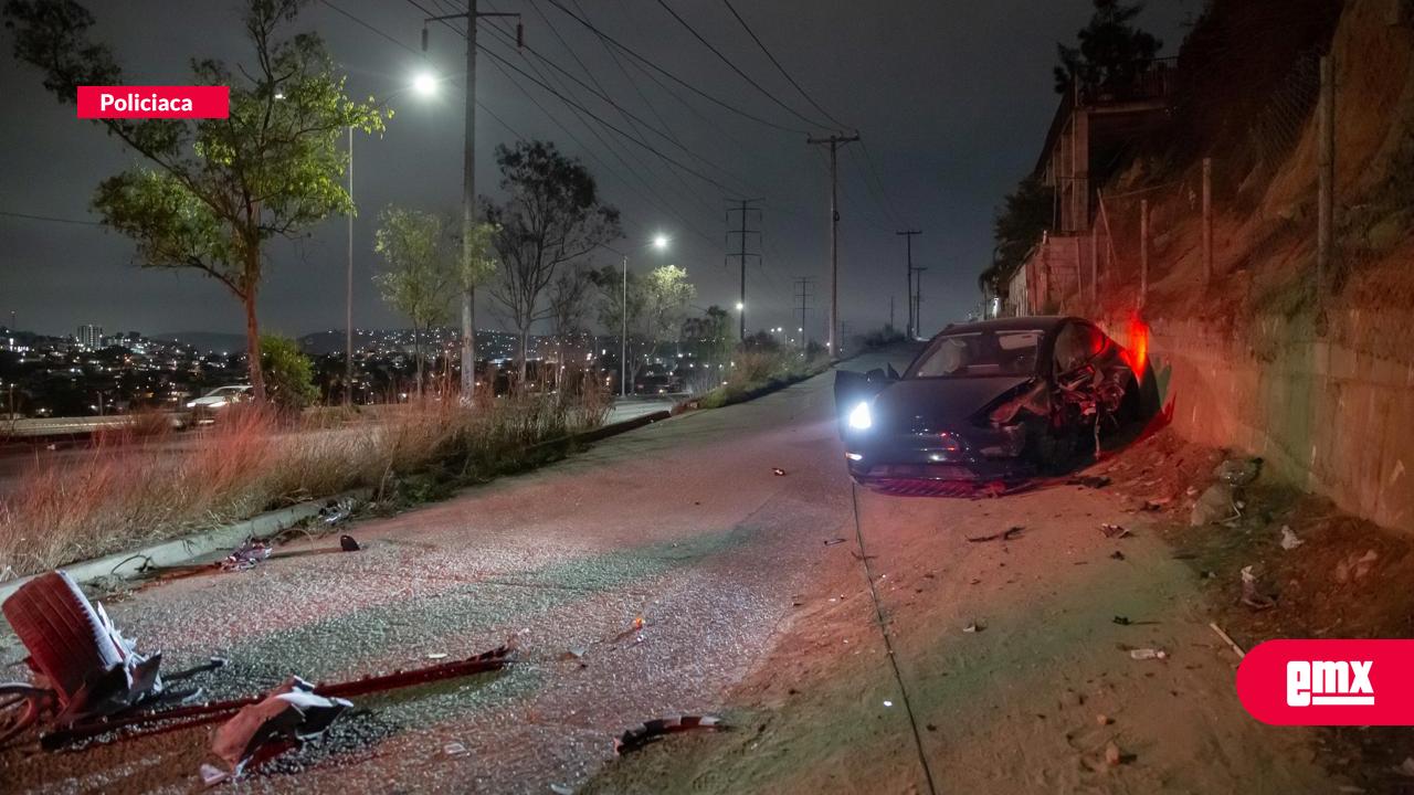 EMX-Conductor de Tesla pierde el control y choca en el Libramiento Rosas Magallón